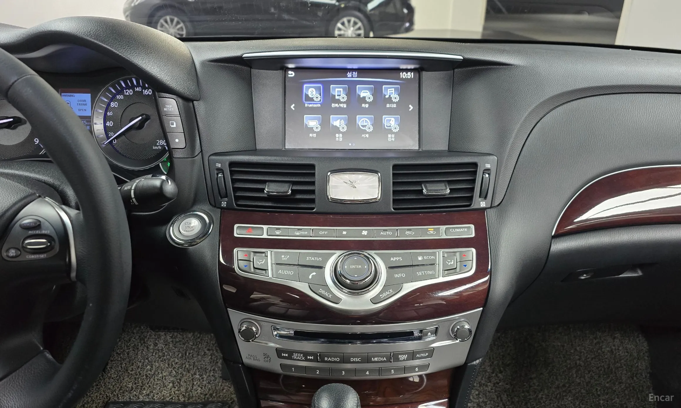 Infiniti Q70 превью 14