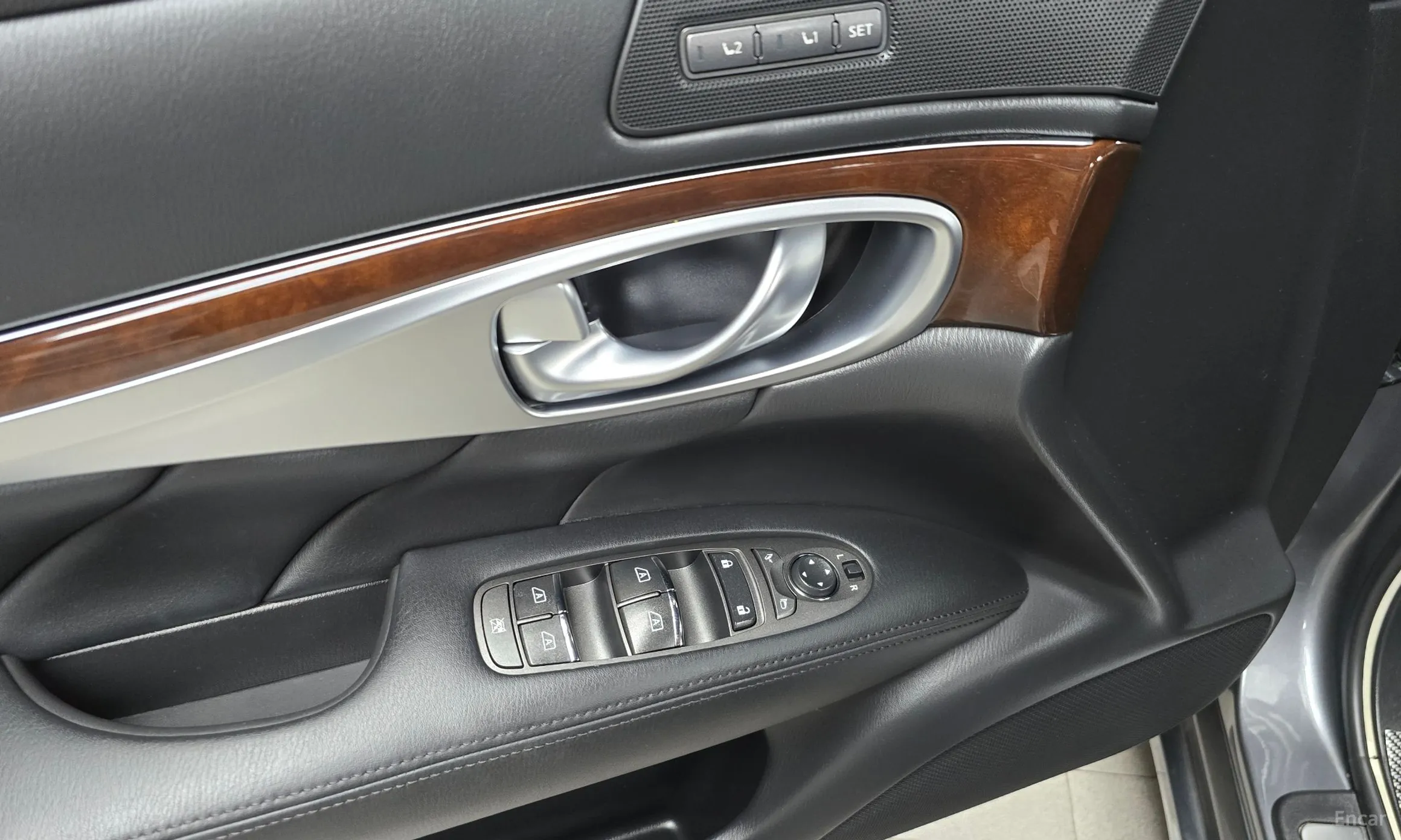 Infiniti Q70 превью 17