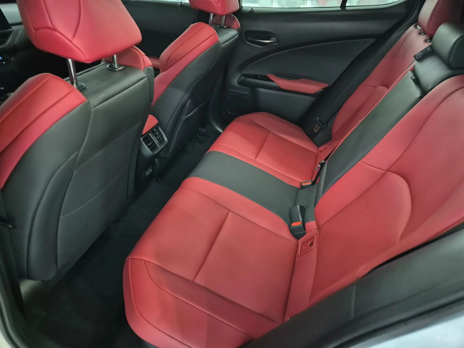 Lexus UX300h превью 11