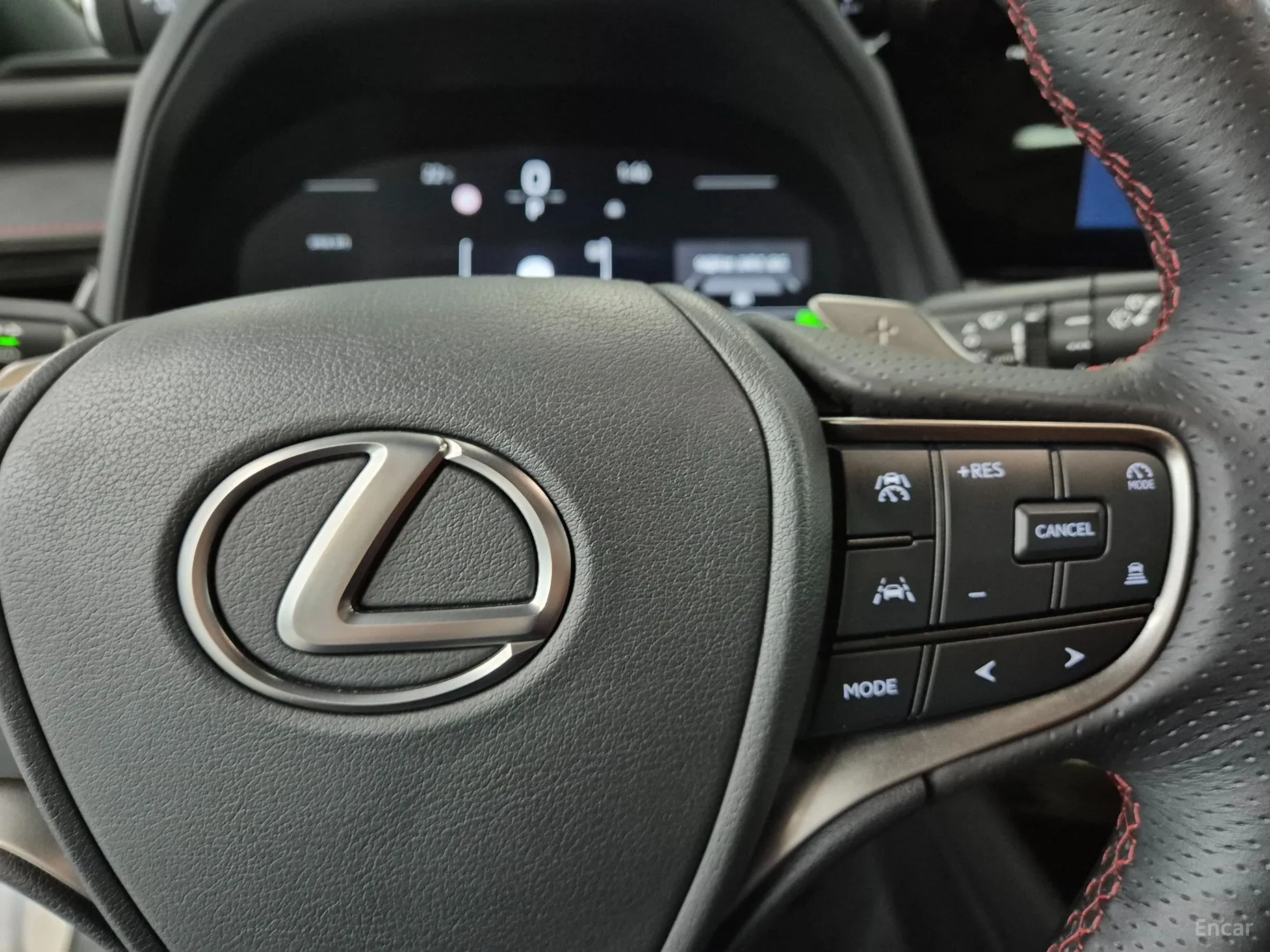Lexus UX300h превью 15