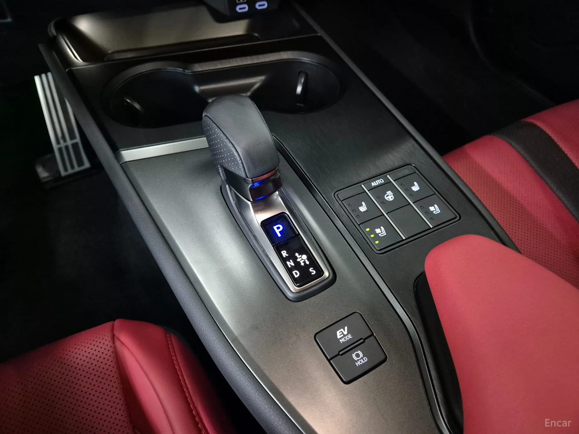 Lexus UX300h превью 9