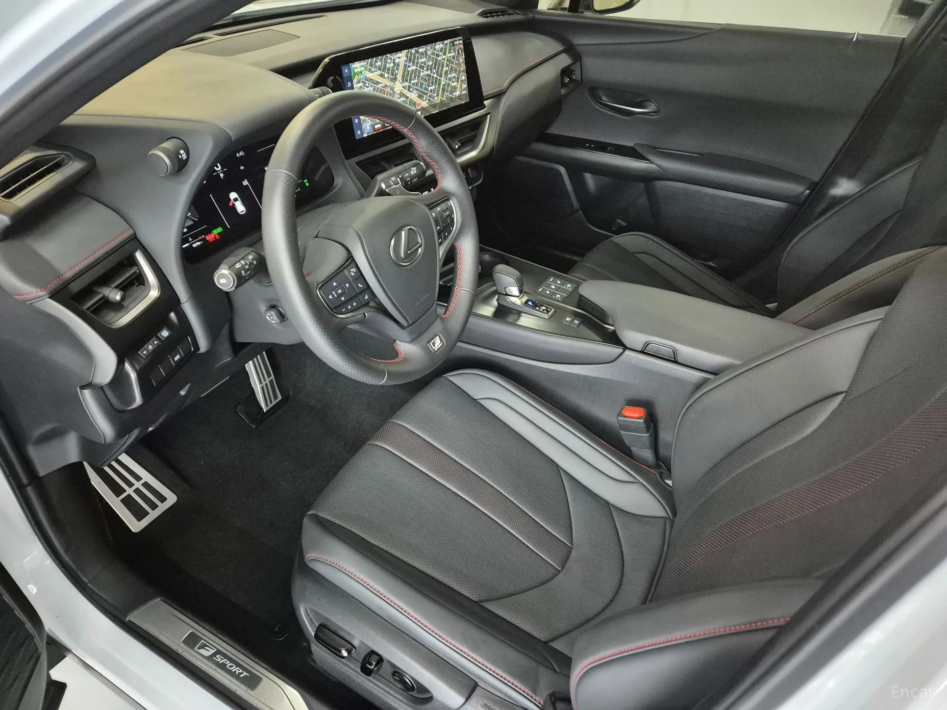 Lexus UX300h превью 10