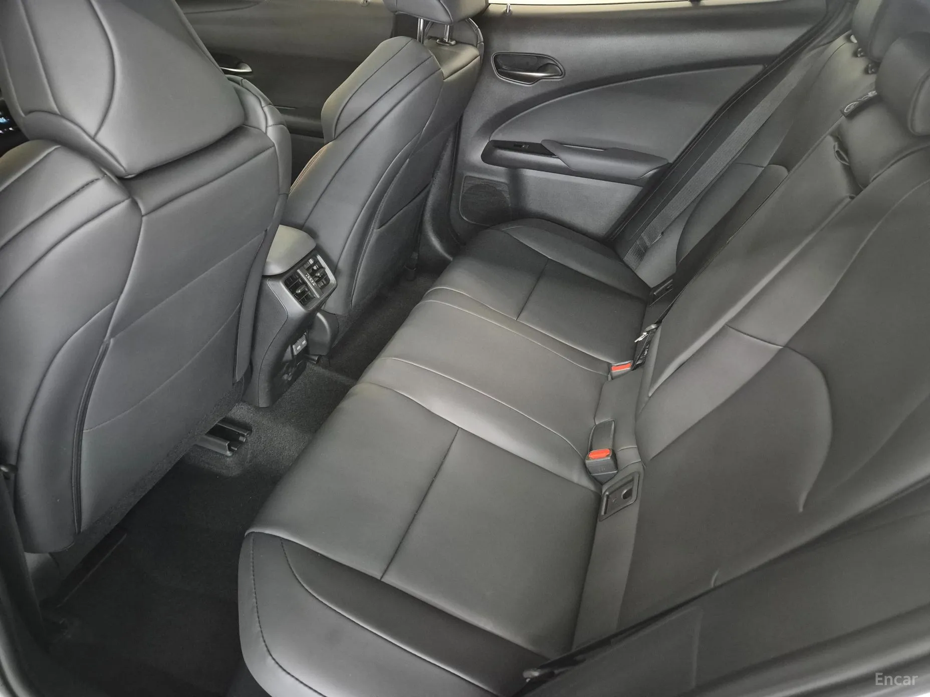 Lexus UX300h превью 11