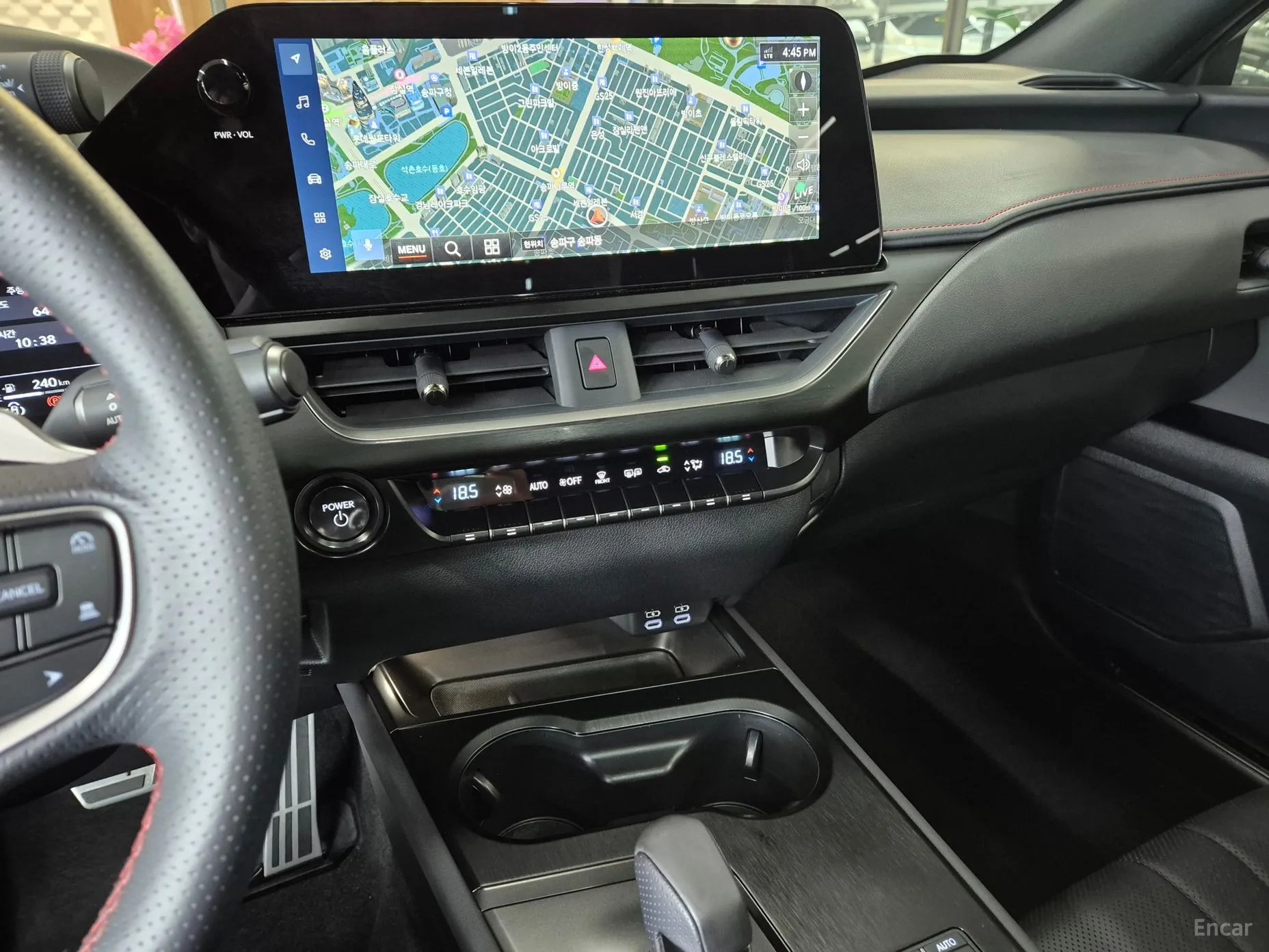 Lexus UX300h превью 16