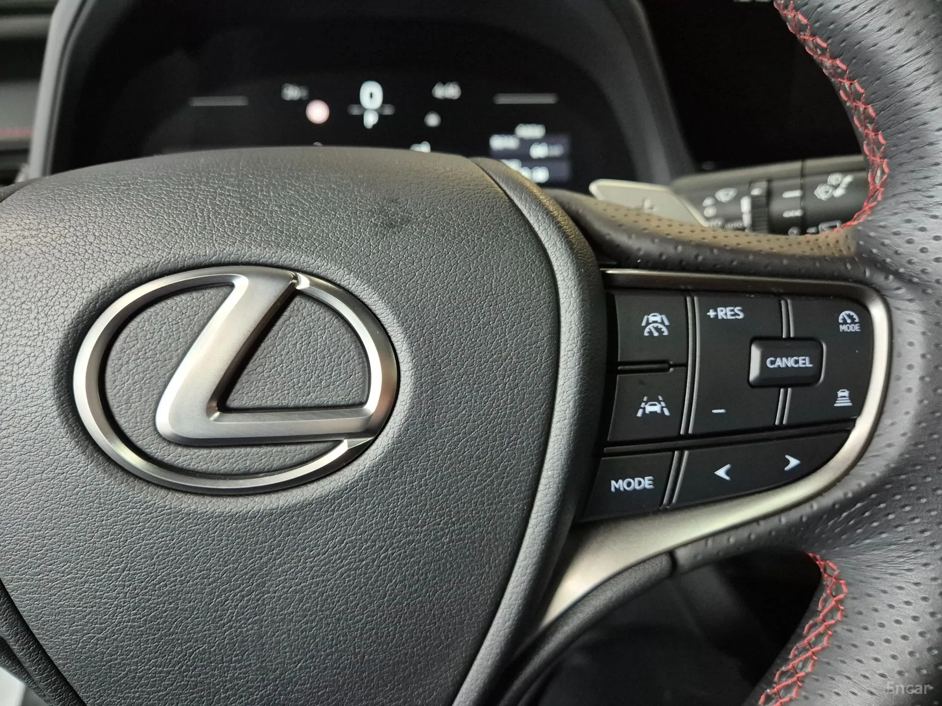 Lexus UX300h превью 18