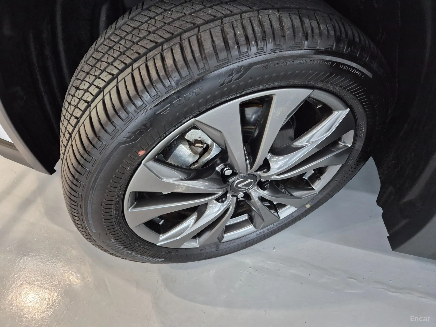 Lexus UX300h превью 5