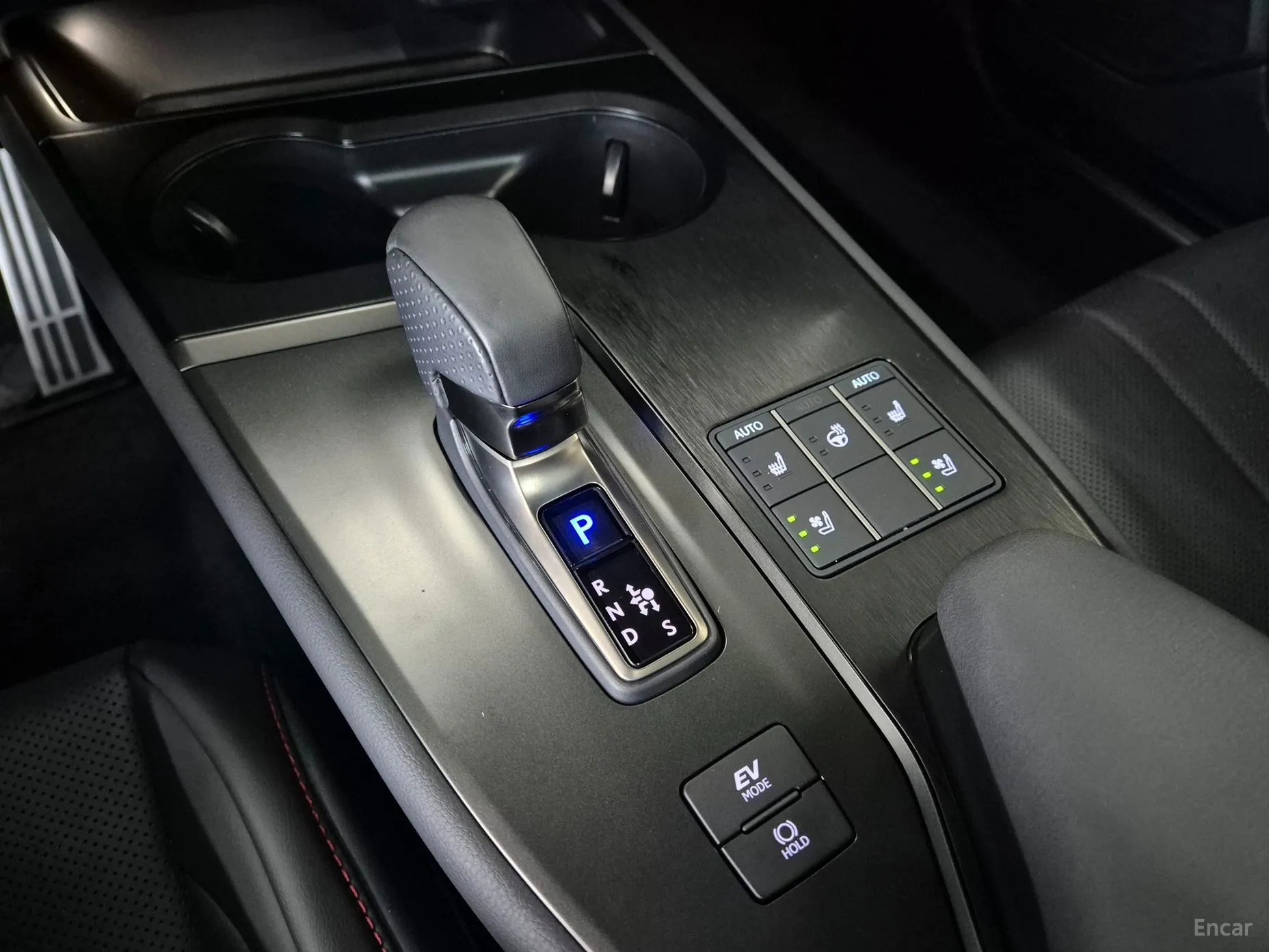 Lexus UX300h превью 9