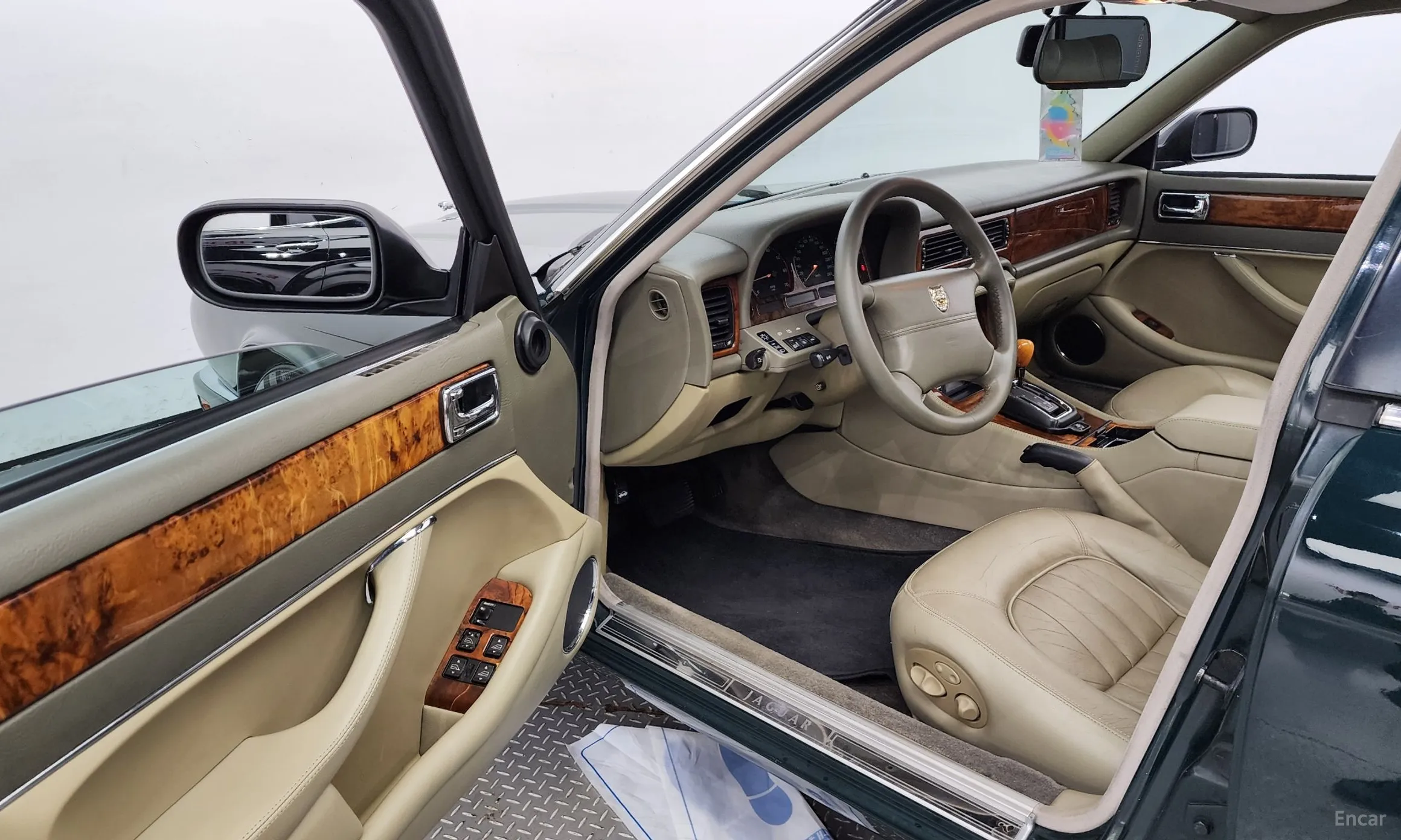 Jaguar XJ-6 превью 10