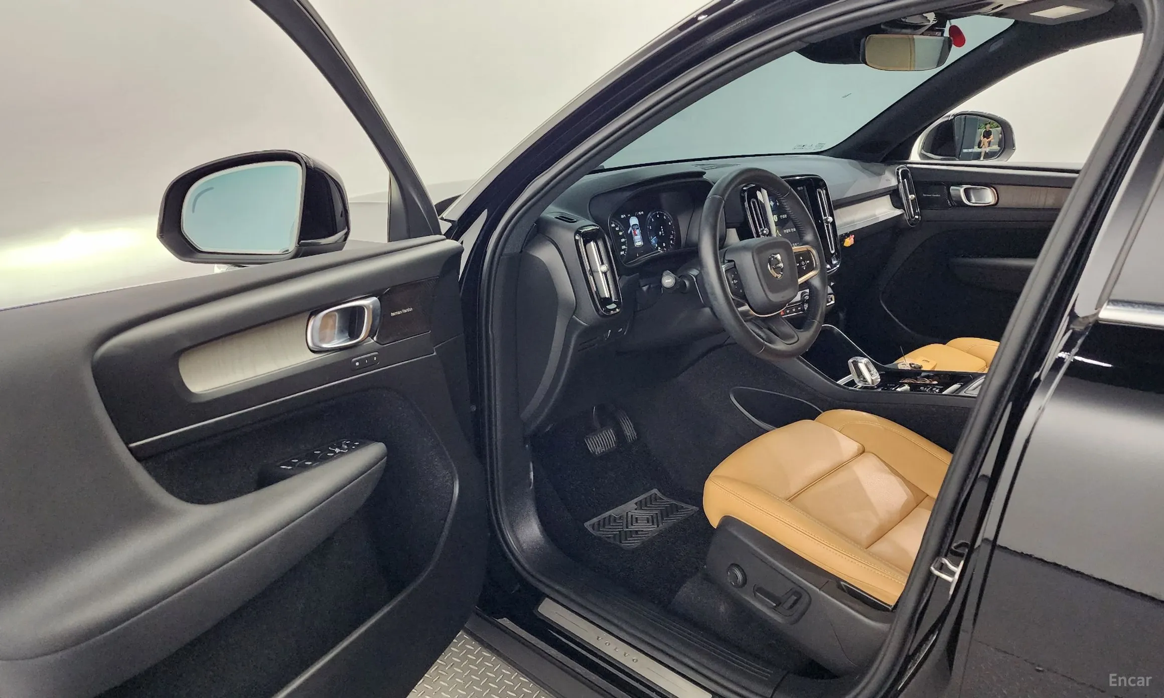 Volvo XC40 превью 10