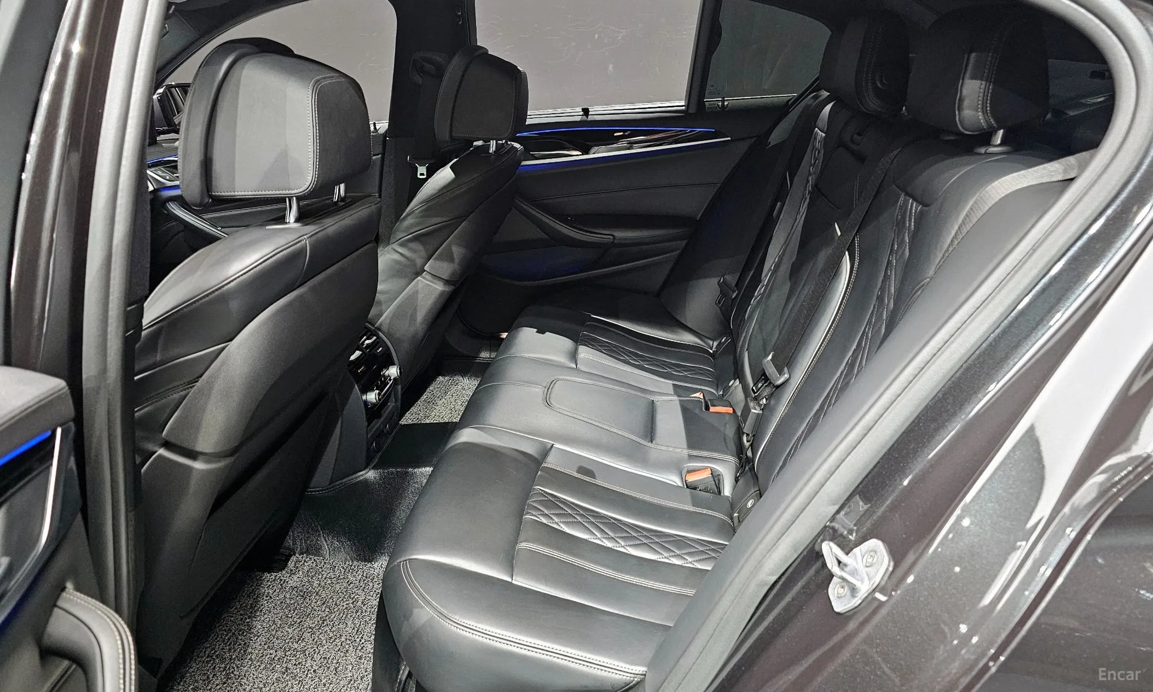 BMW 5 Series (G30) превью 12