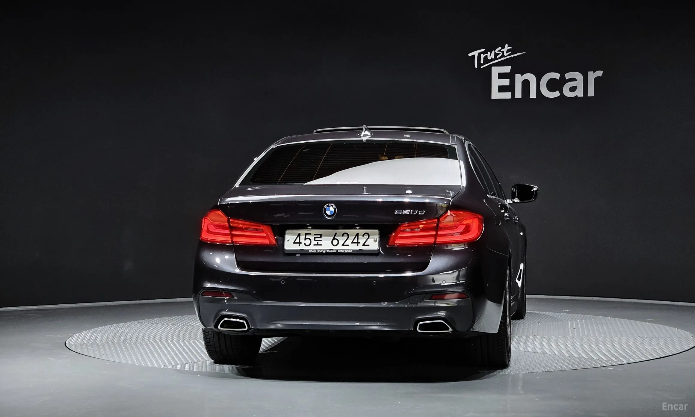 BMW 5 Series (G30) превью 4