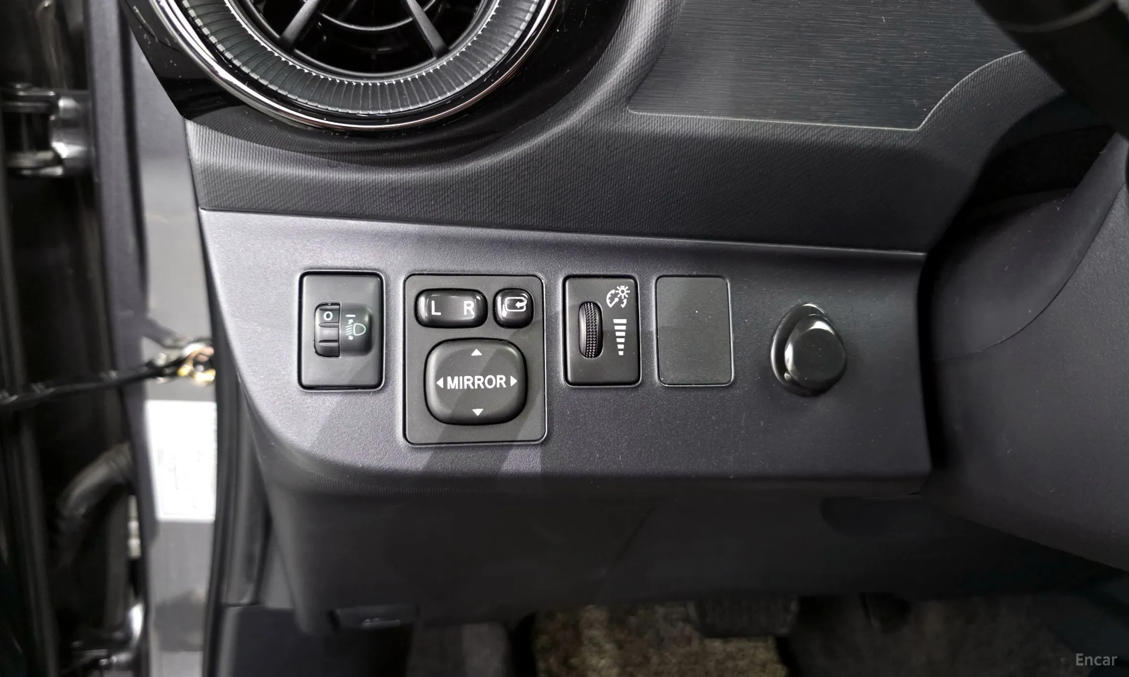 Toyota Prius C превью 13