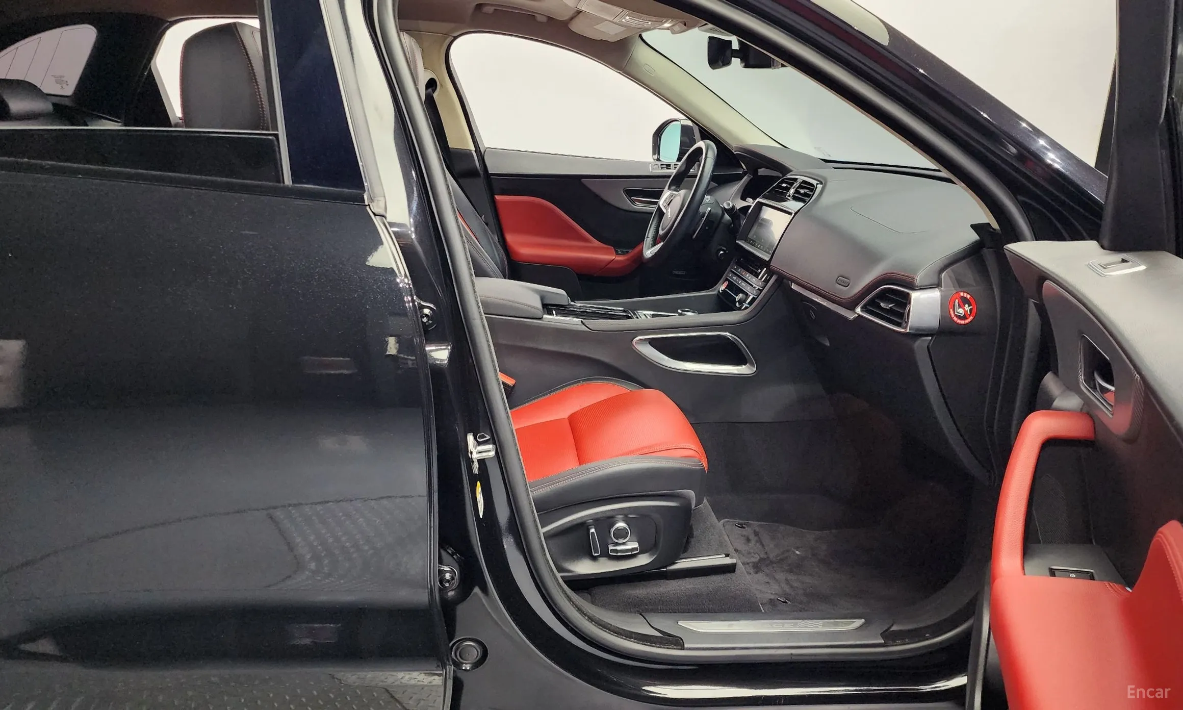 Jaguar F-PACE превью 11
