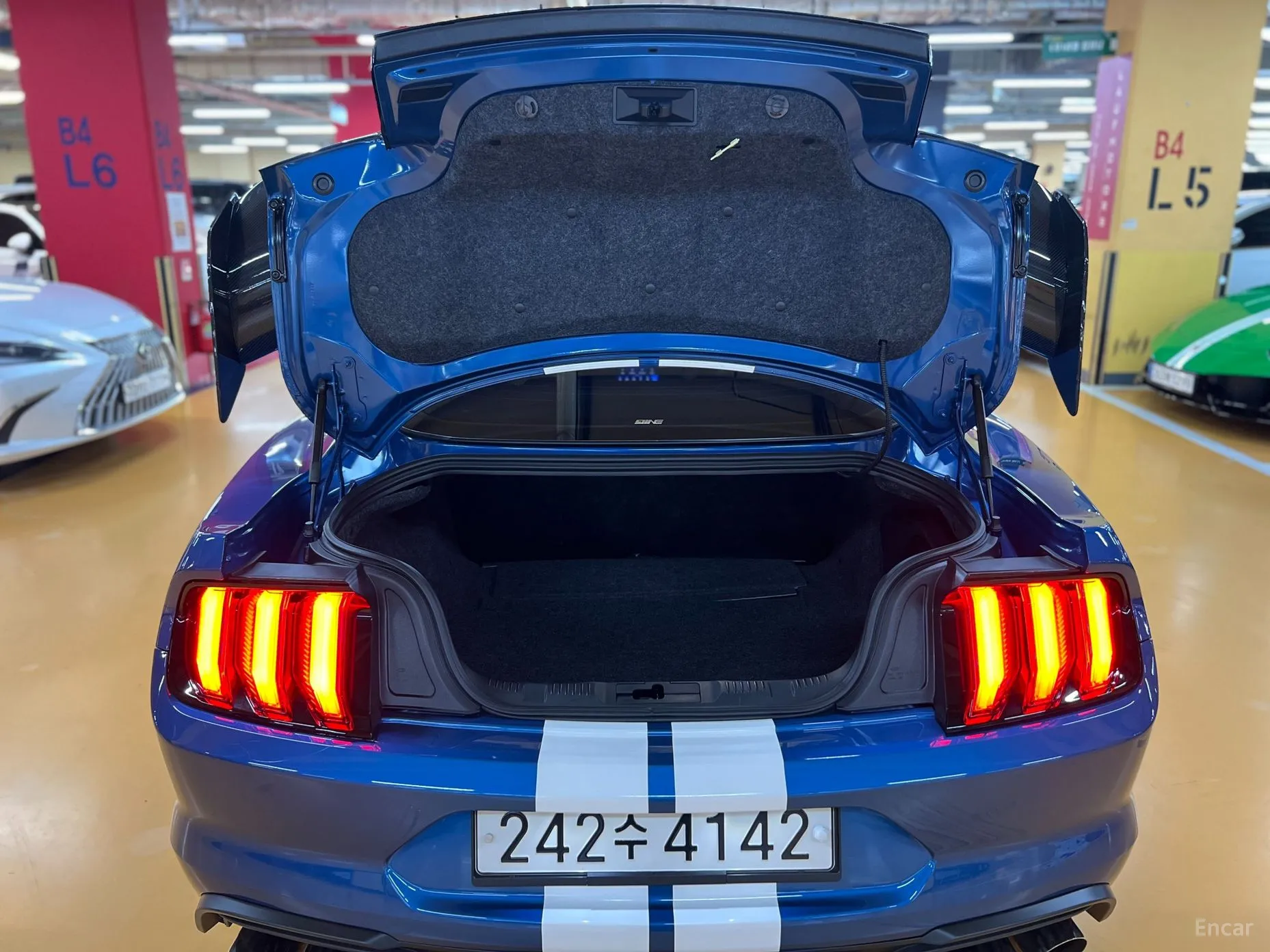 Ford Mustang превью 10