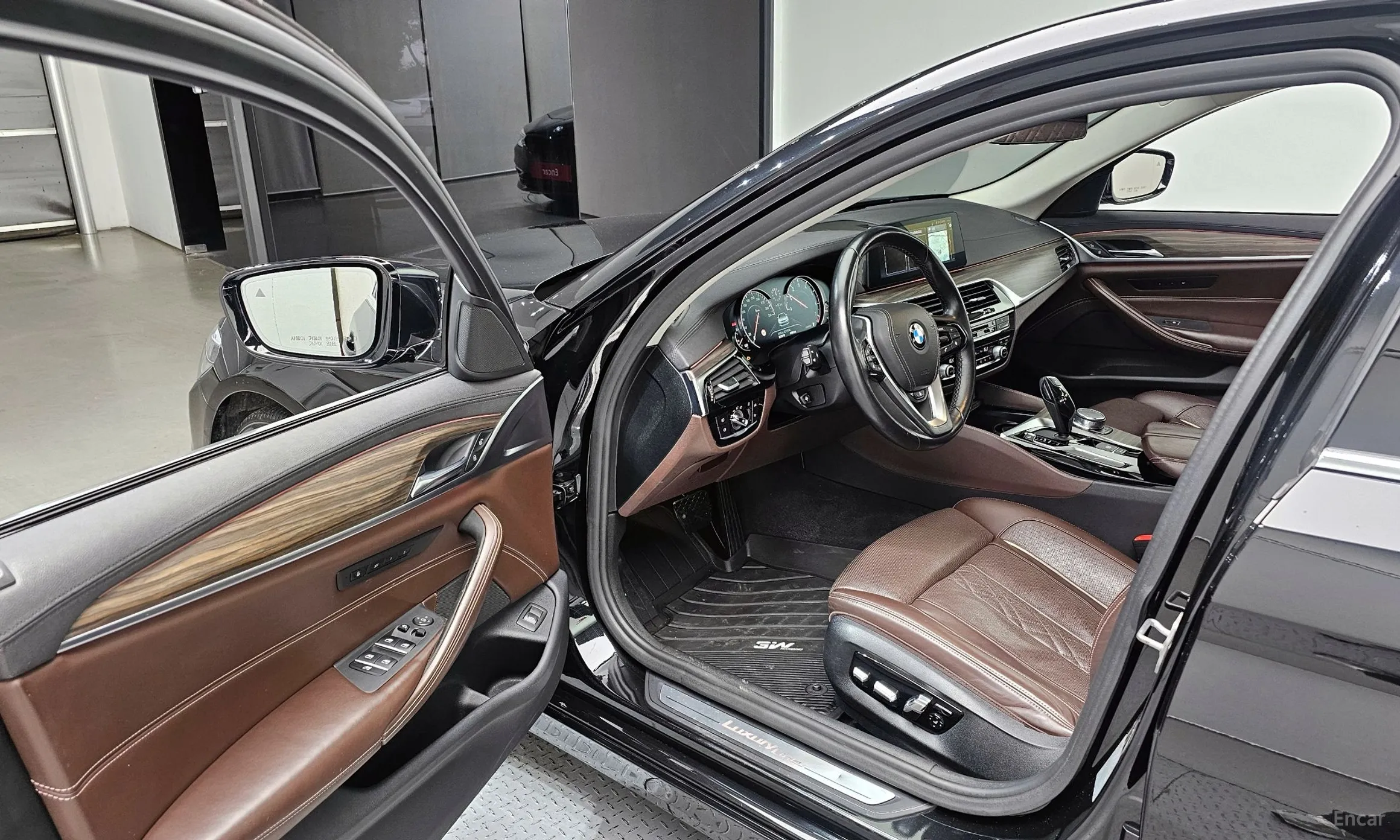 BMW 5 Series (G30) превью 10