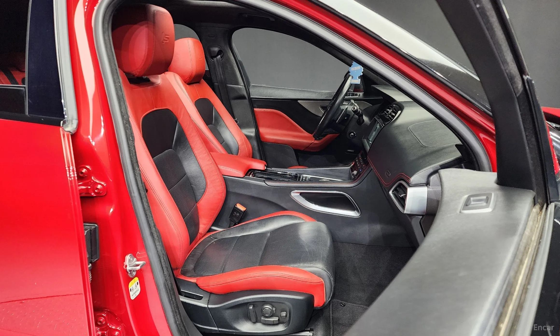 Jaguar F-PACE превью 11