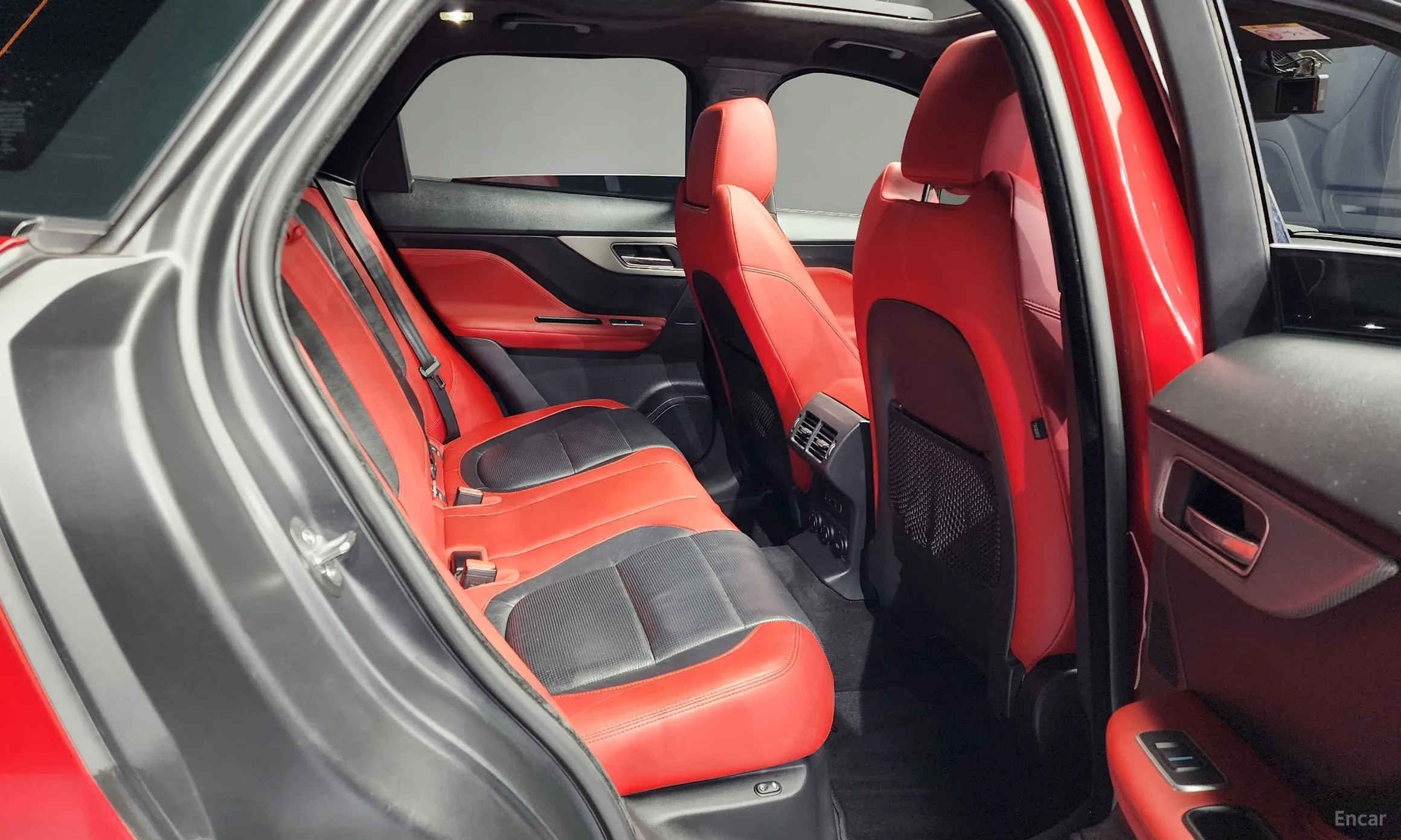 Jaguar F-PACE превью 12