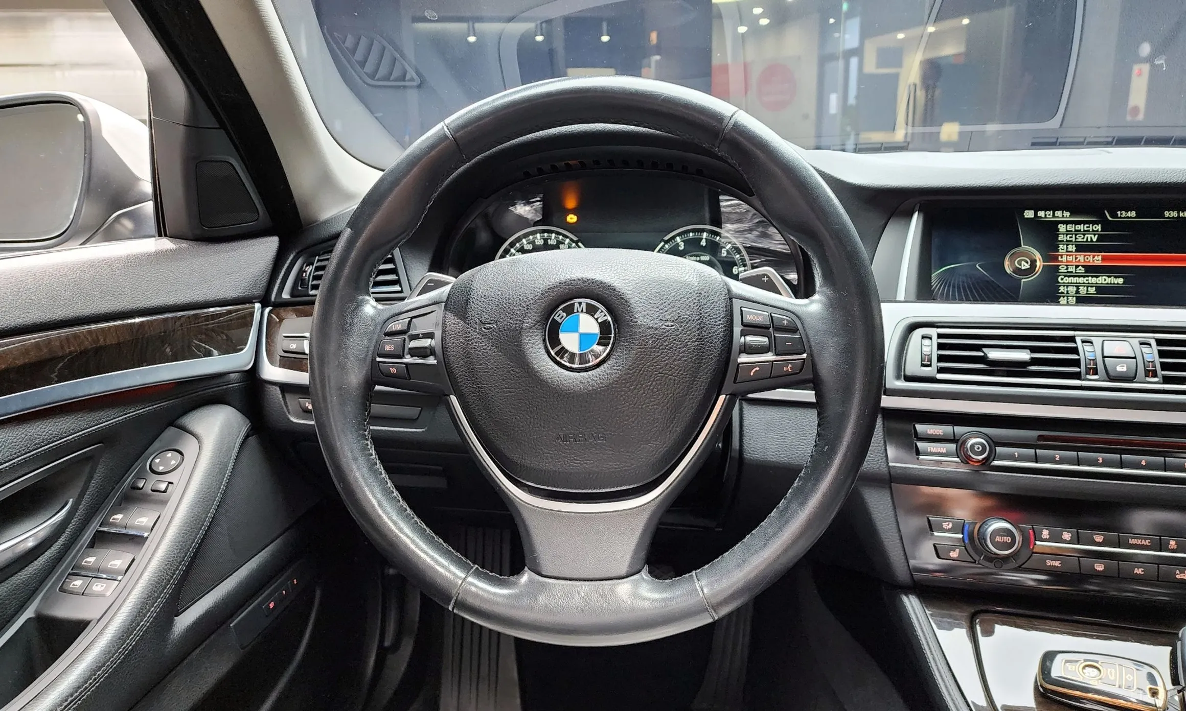 BMW 5 Series (F10) превью 14