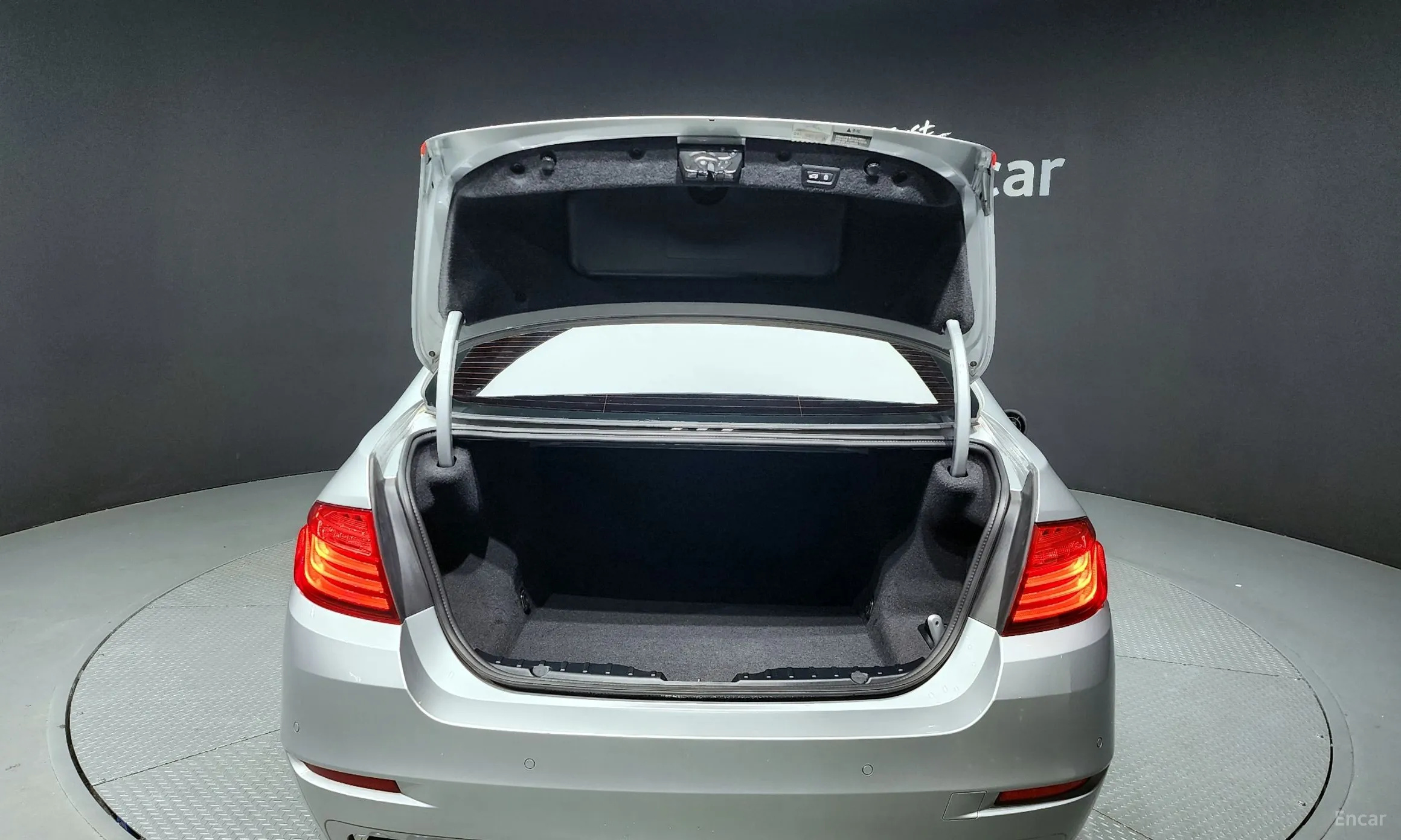 BMW 5 Series (F10) превью 20