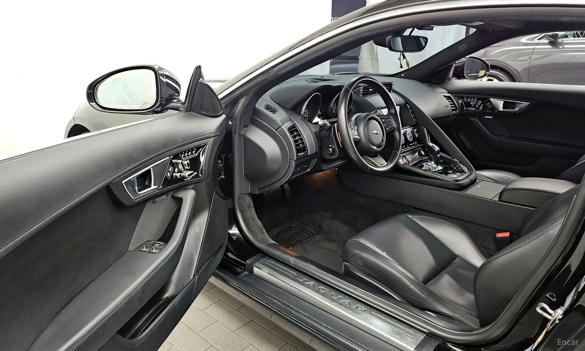 Jaguar F-TYPE превью 10
