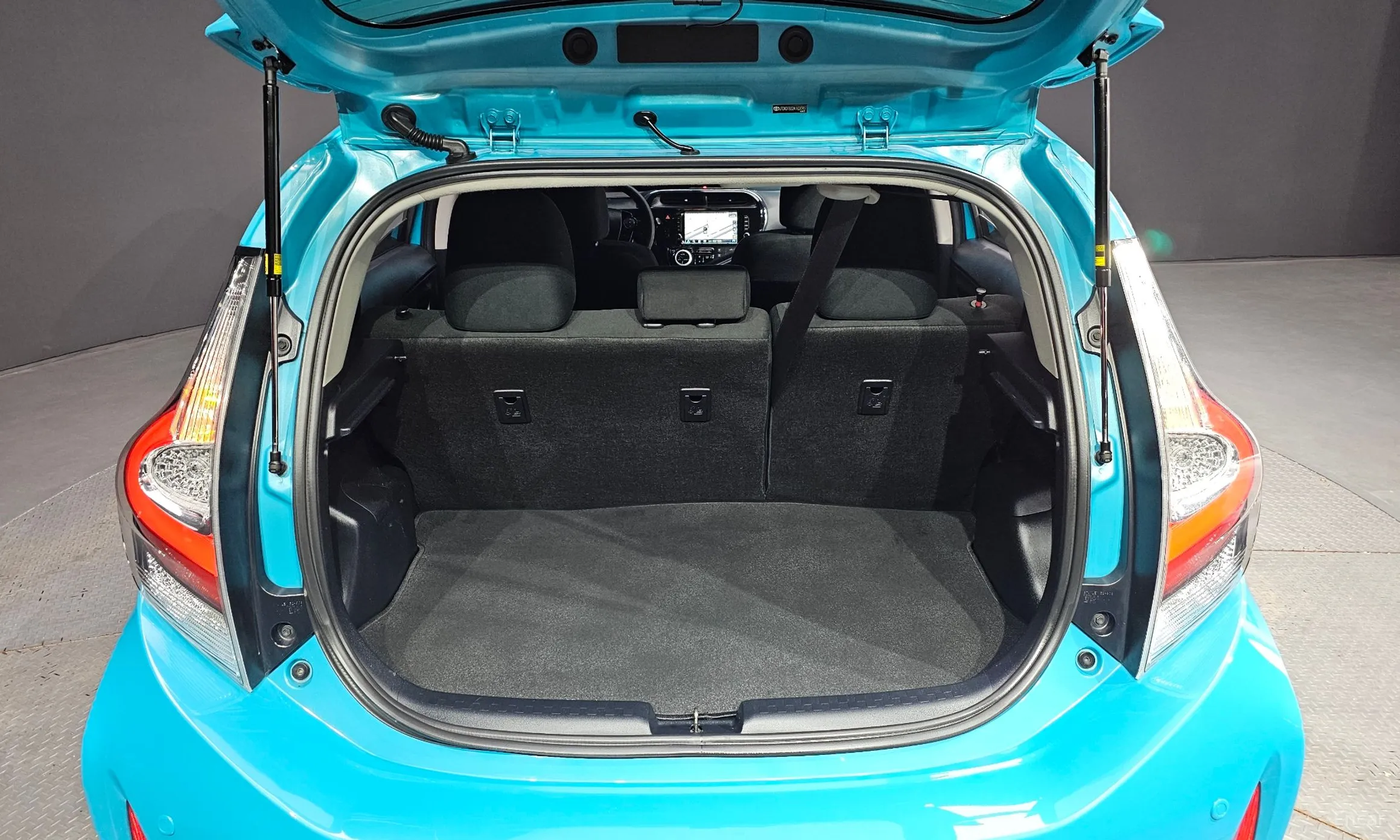 Toyota Prius C превью 20