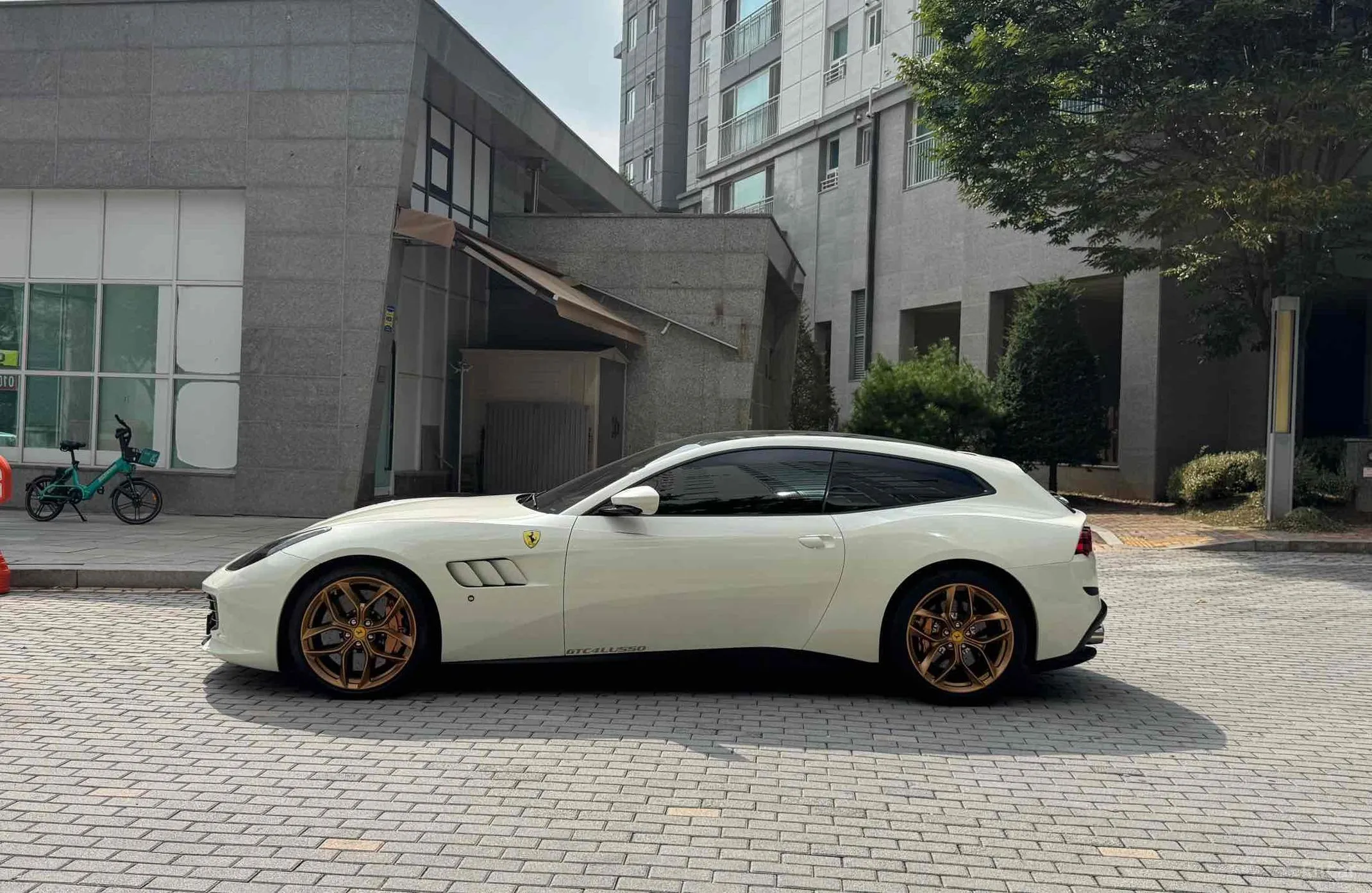 Ferrari GTC4 Rousseau превью 16
