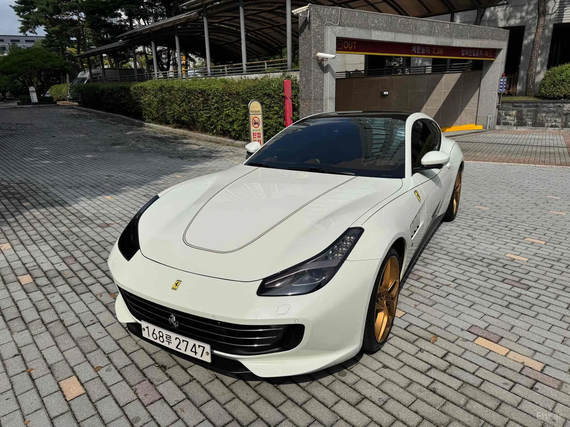 Ferrari GTC4 Rousseau превью 17