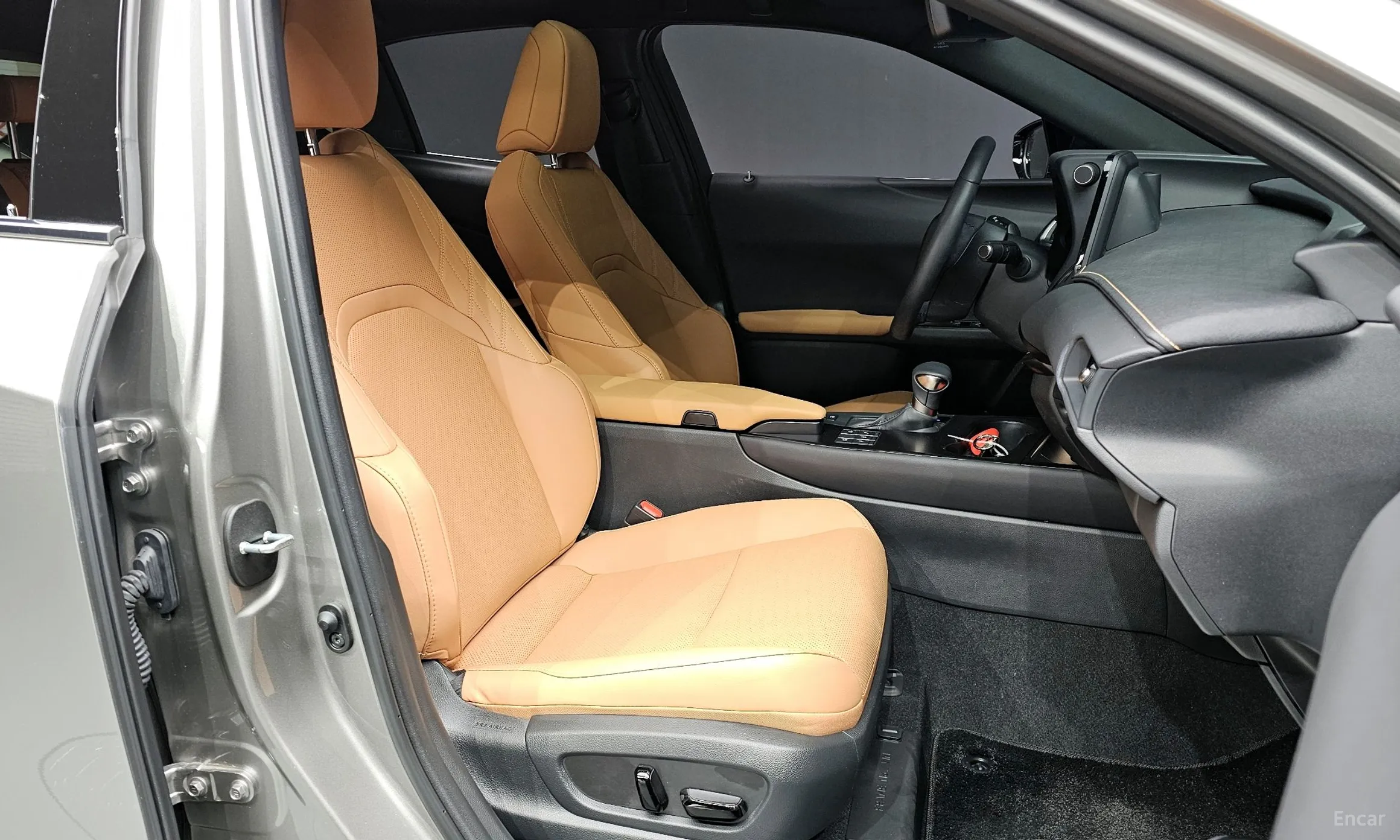 Lexus UX250h превью 10
