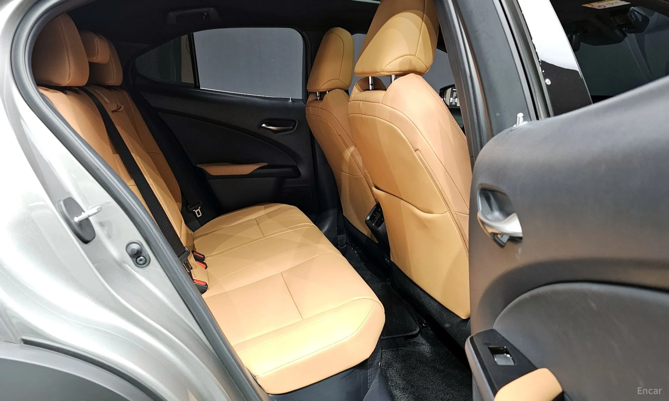 Lexus UX250h превью 11