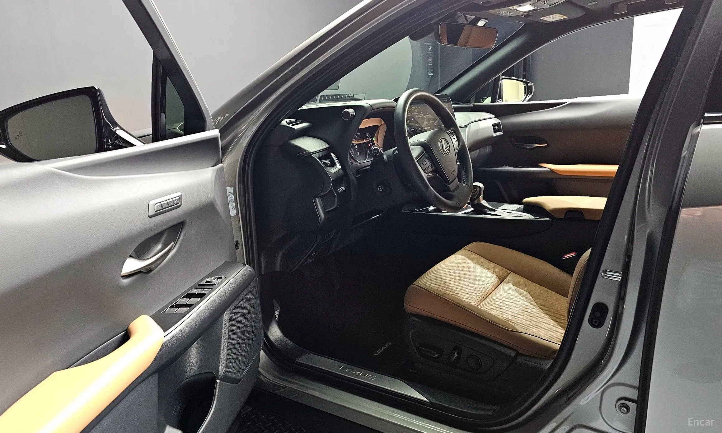 Lexus UX250h превью 12