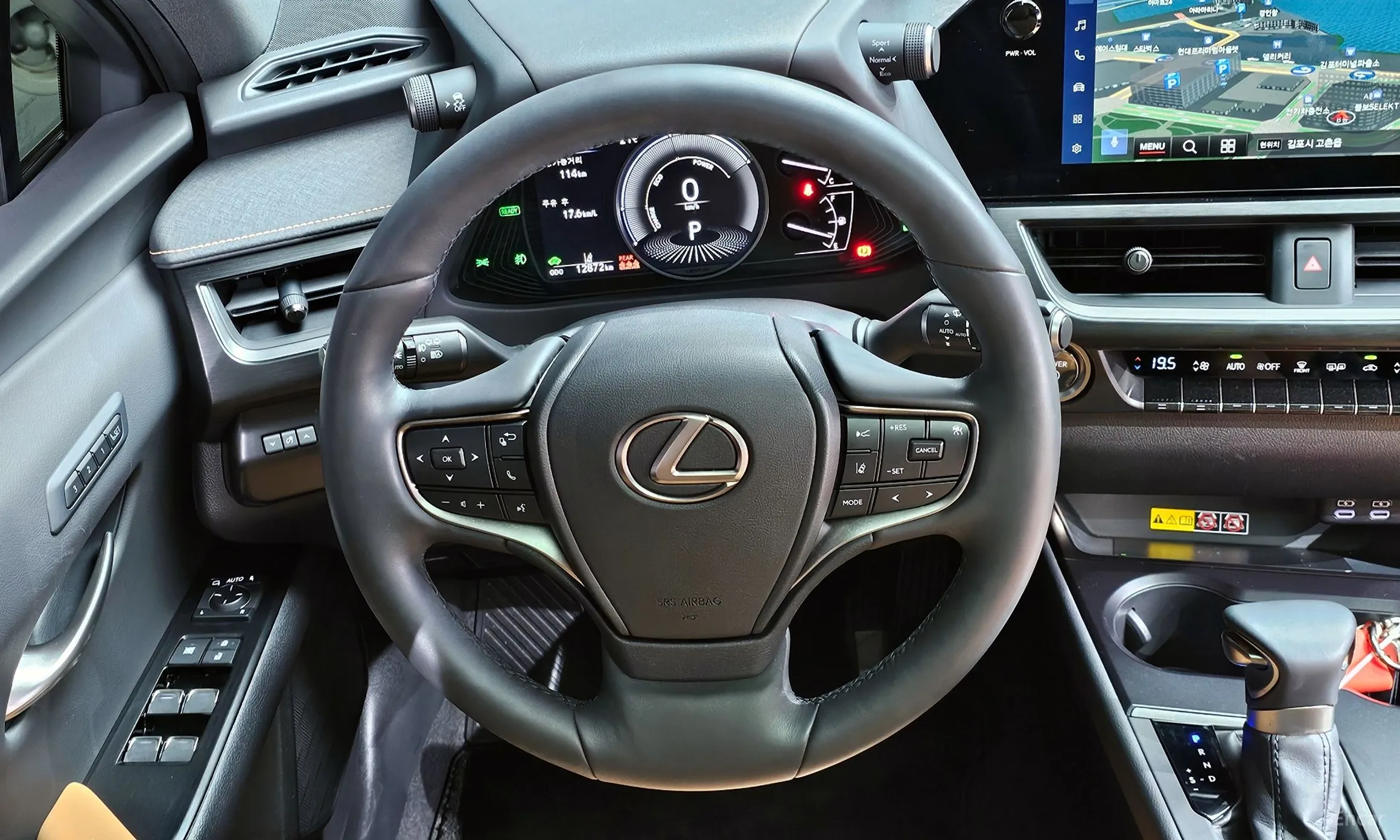 Lexus UX250h превью 15