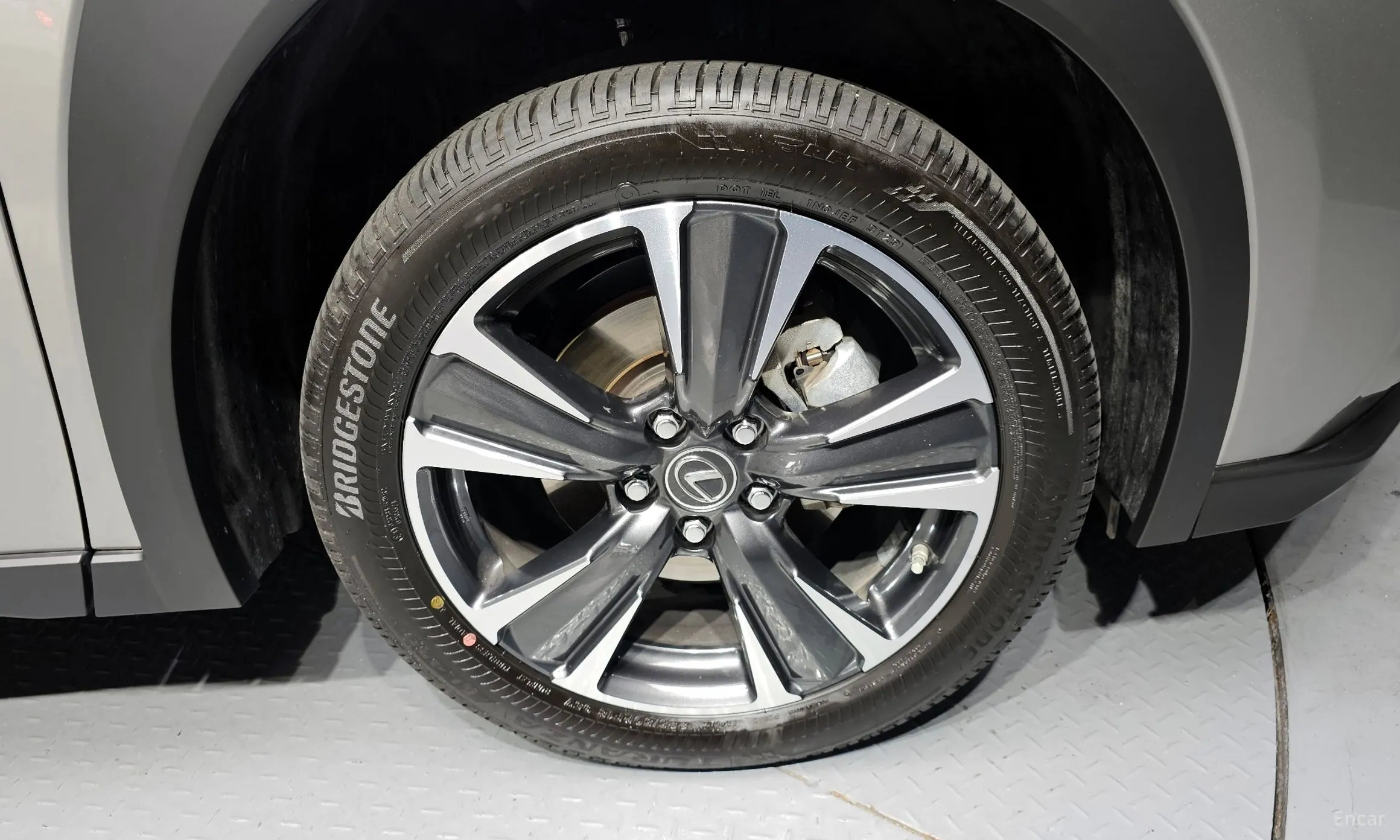 Lexus UX250h превью 5