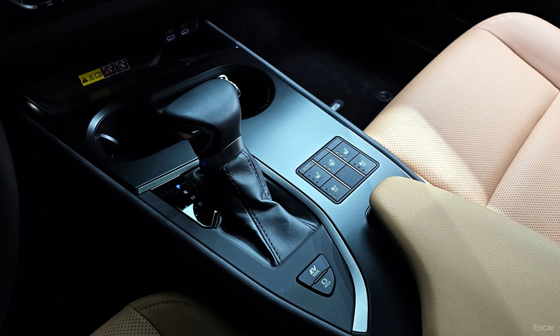 Lexus UX250h превью 9