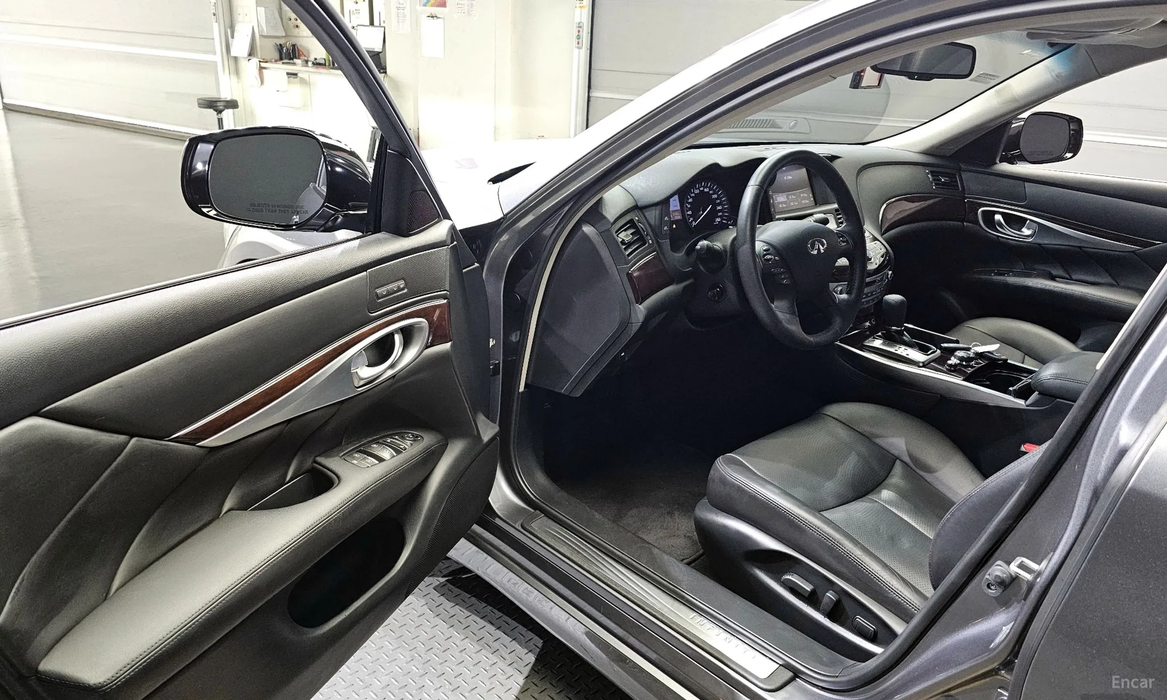 Infiniti Q70 превью 10