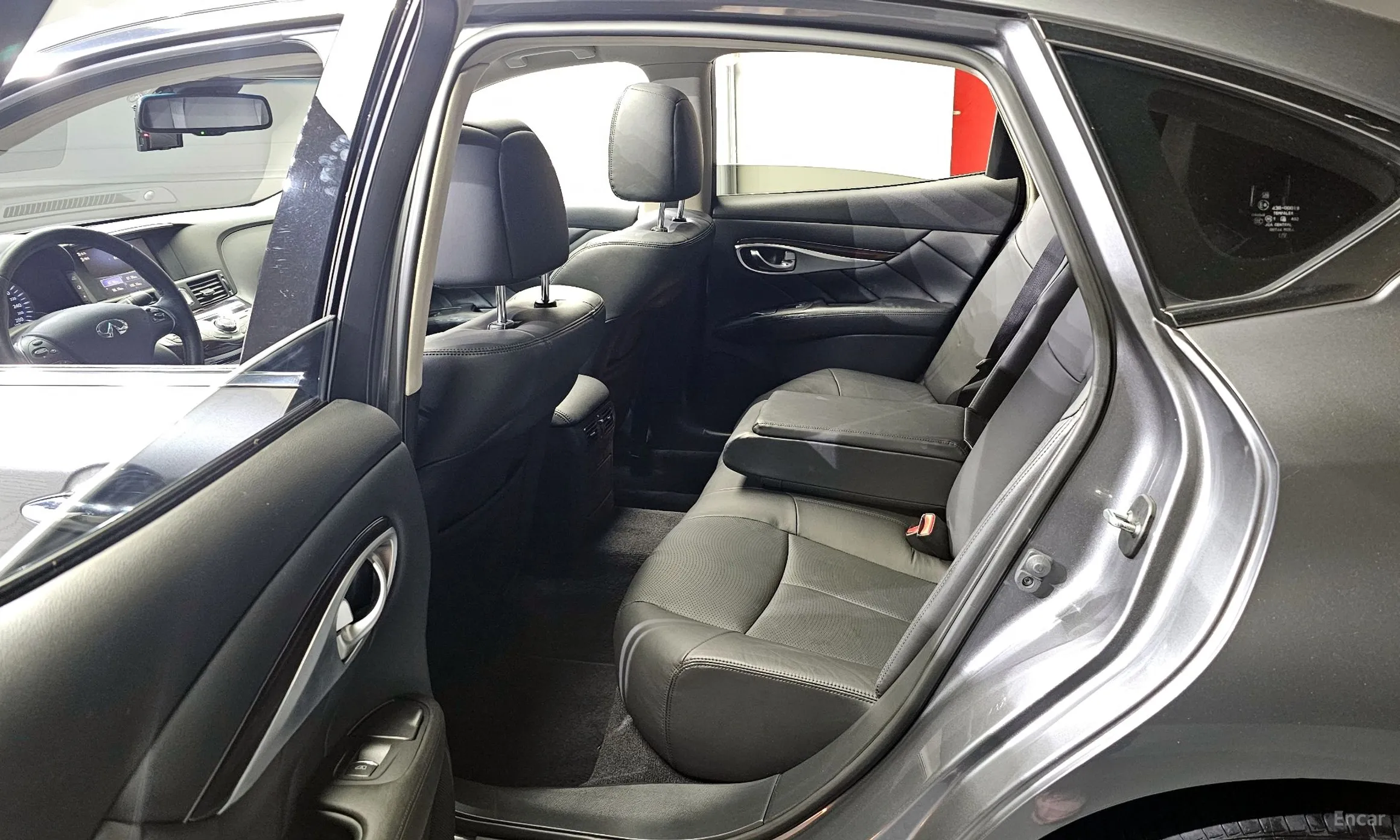Infiniti Q70 превью 11