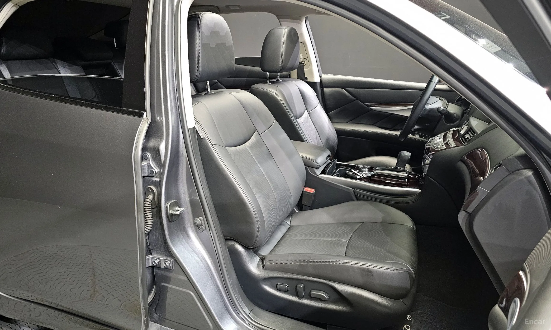 Infiniti Q70 превью 12