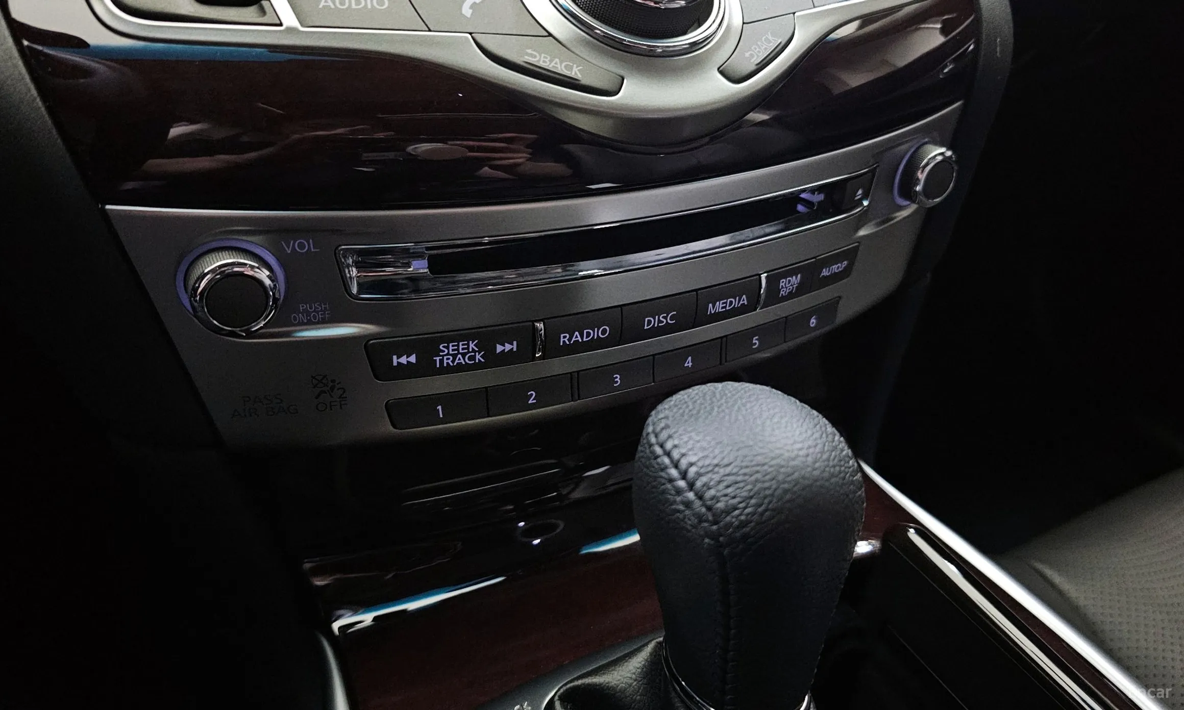 Infiniti Q70 превью 18