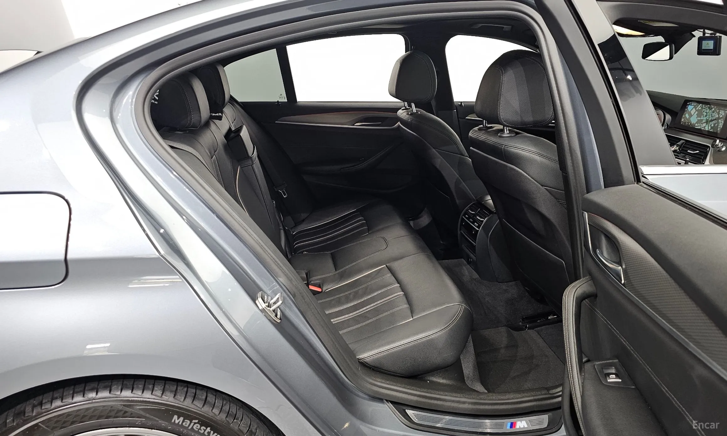 BMW 5 Series (G30) превью 12
