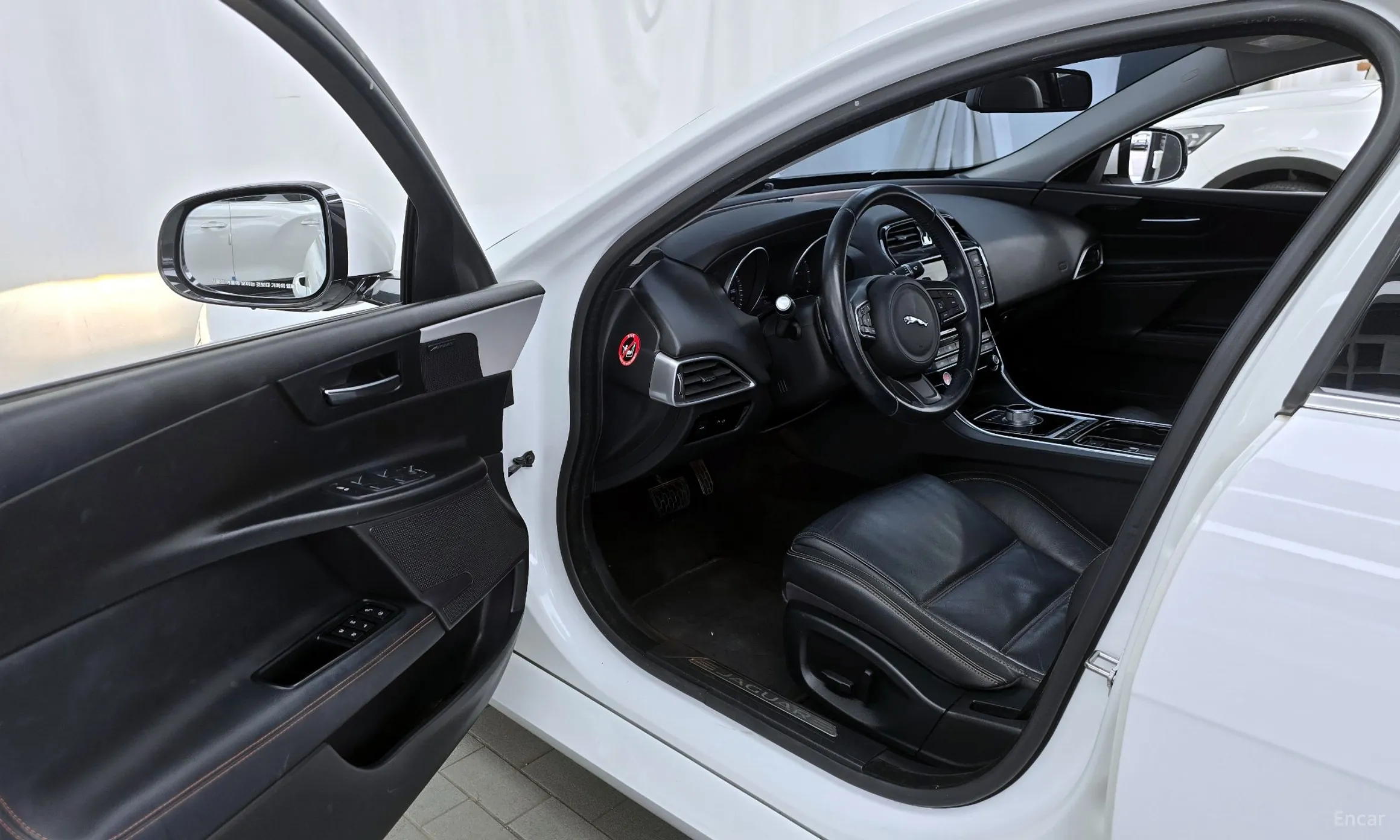 Jaguar XE превью 10