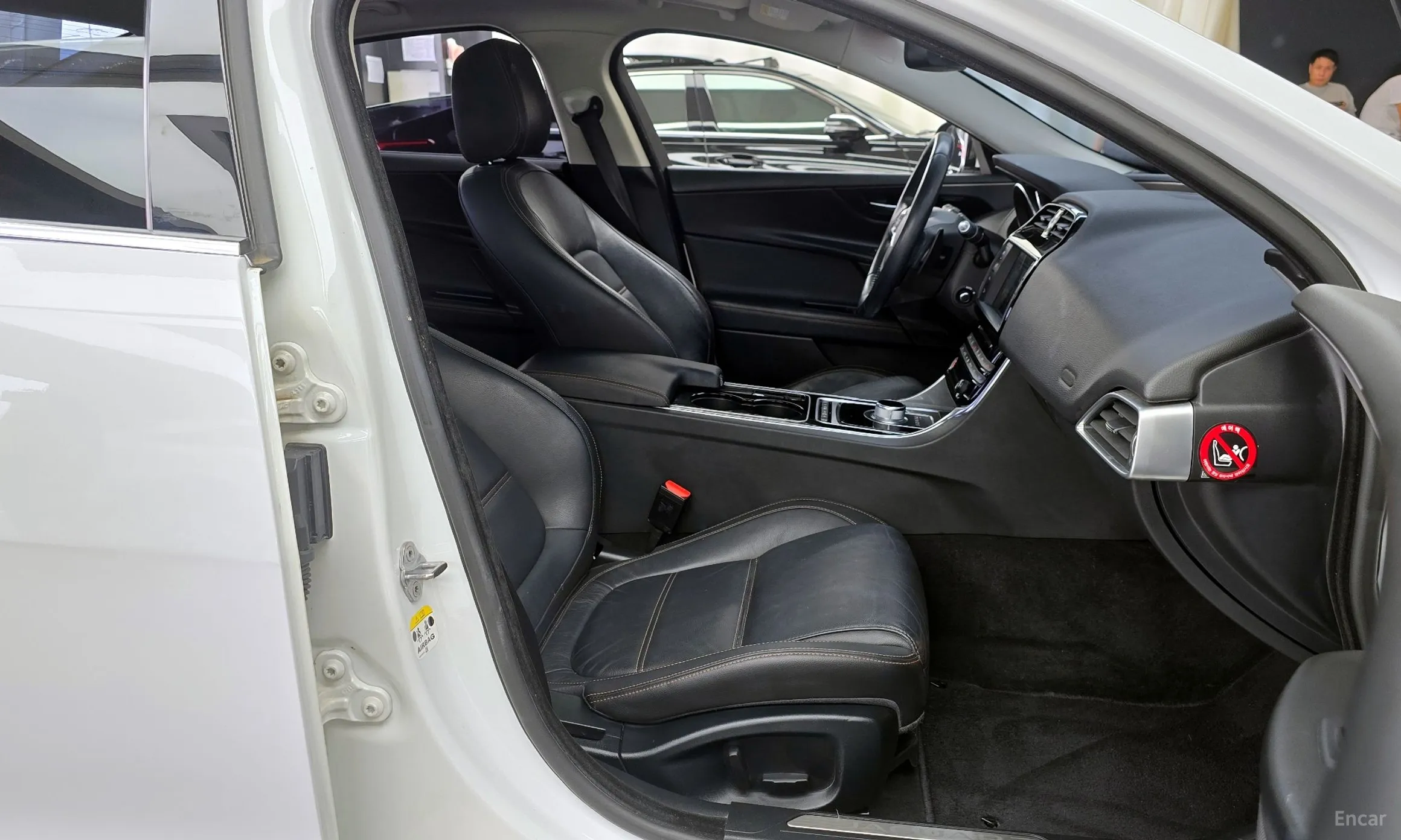 Jaguar XE превью 11