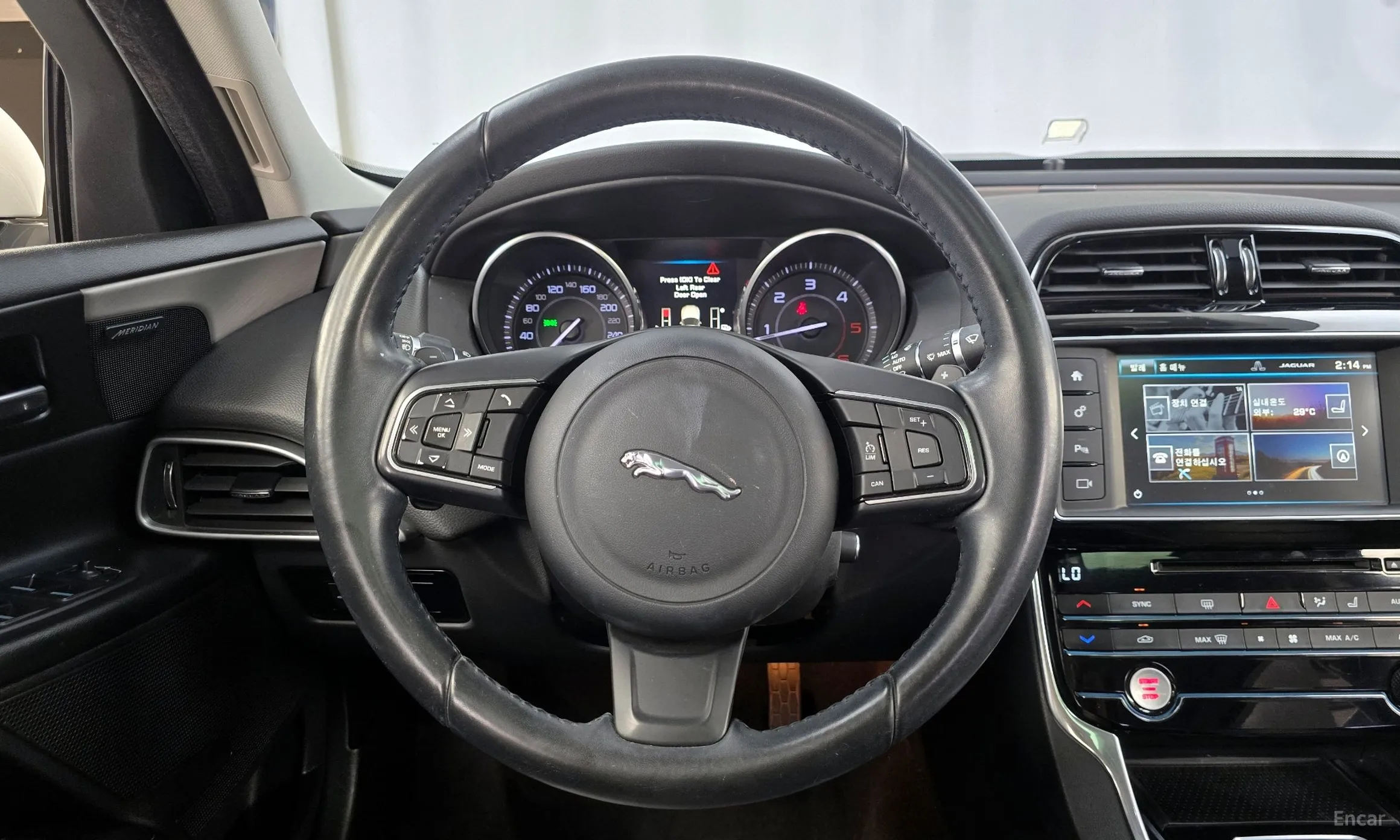 Jaguar XE превью 13