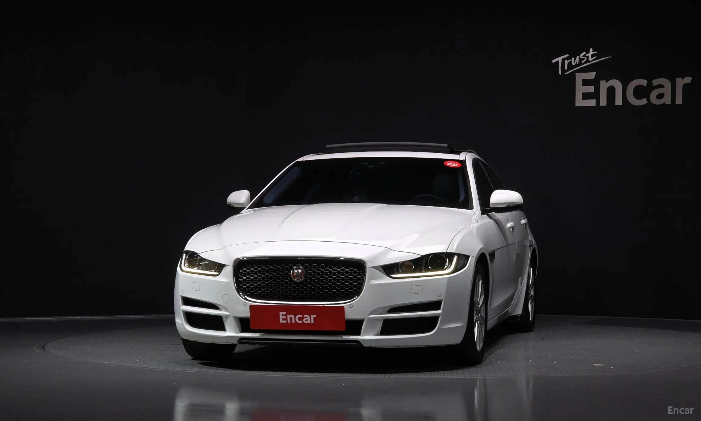 Jaguar XE превью 3
