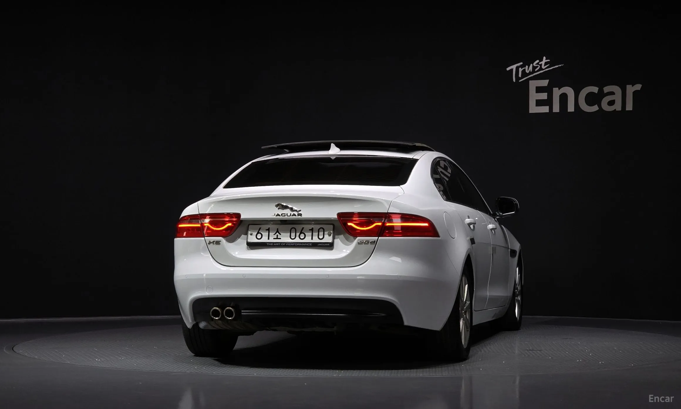 Jaguar XE превью 4