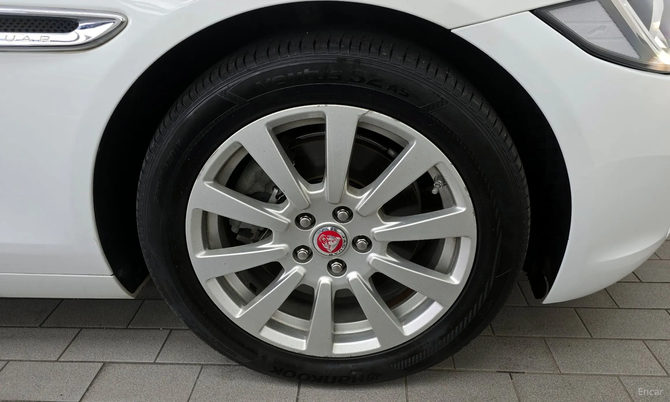 Jaguar XE превью 5