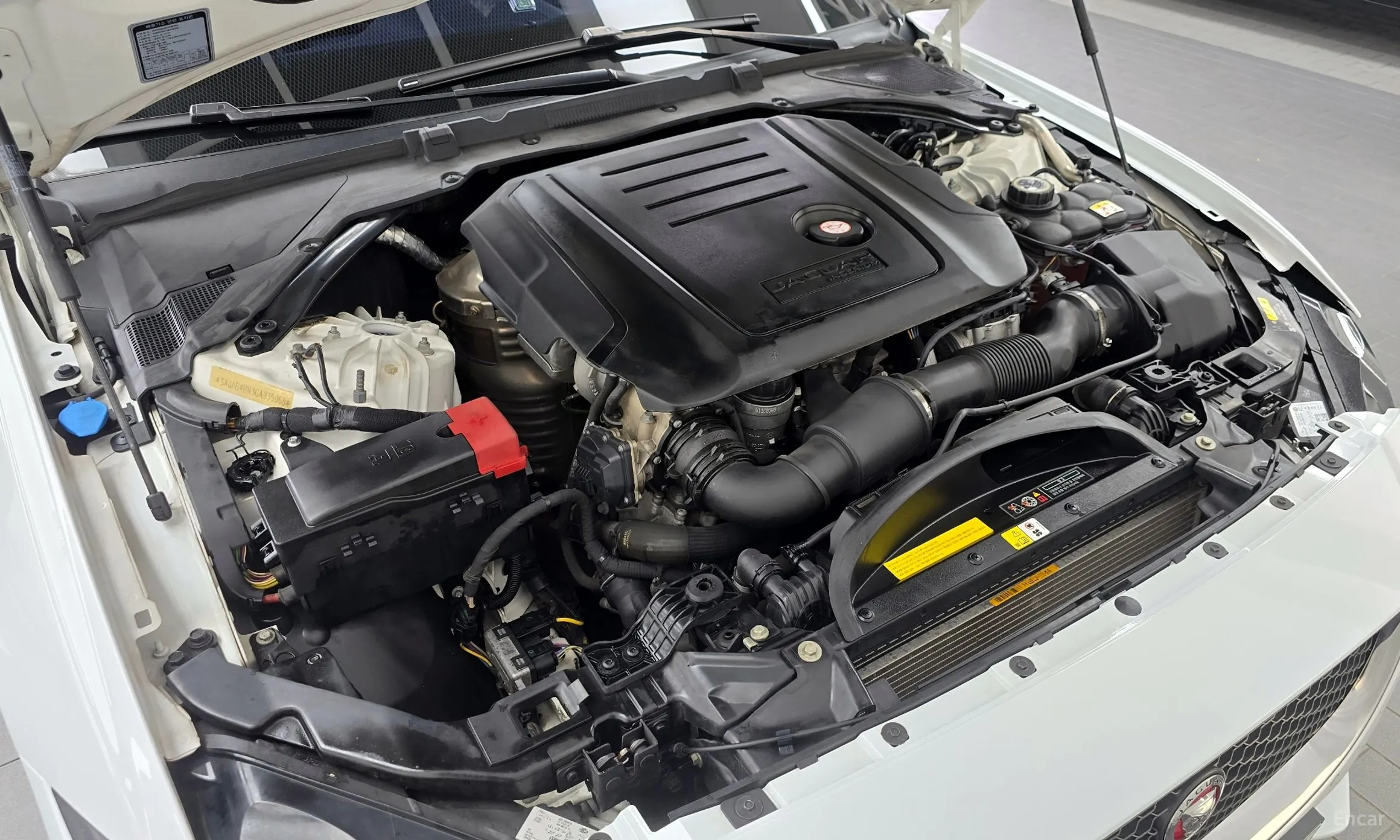 Jaguar XE превью 6