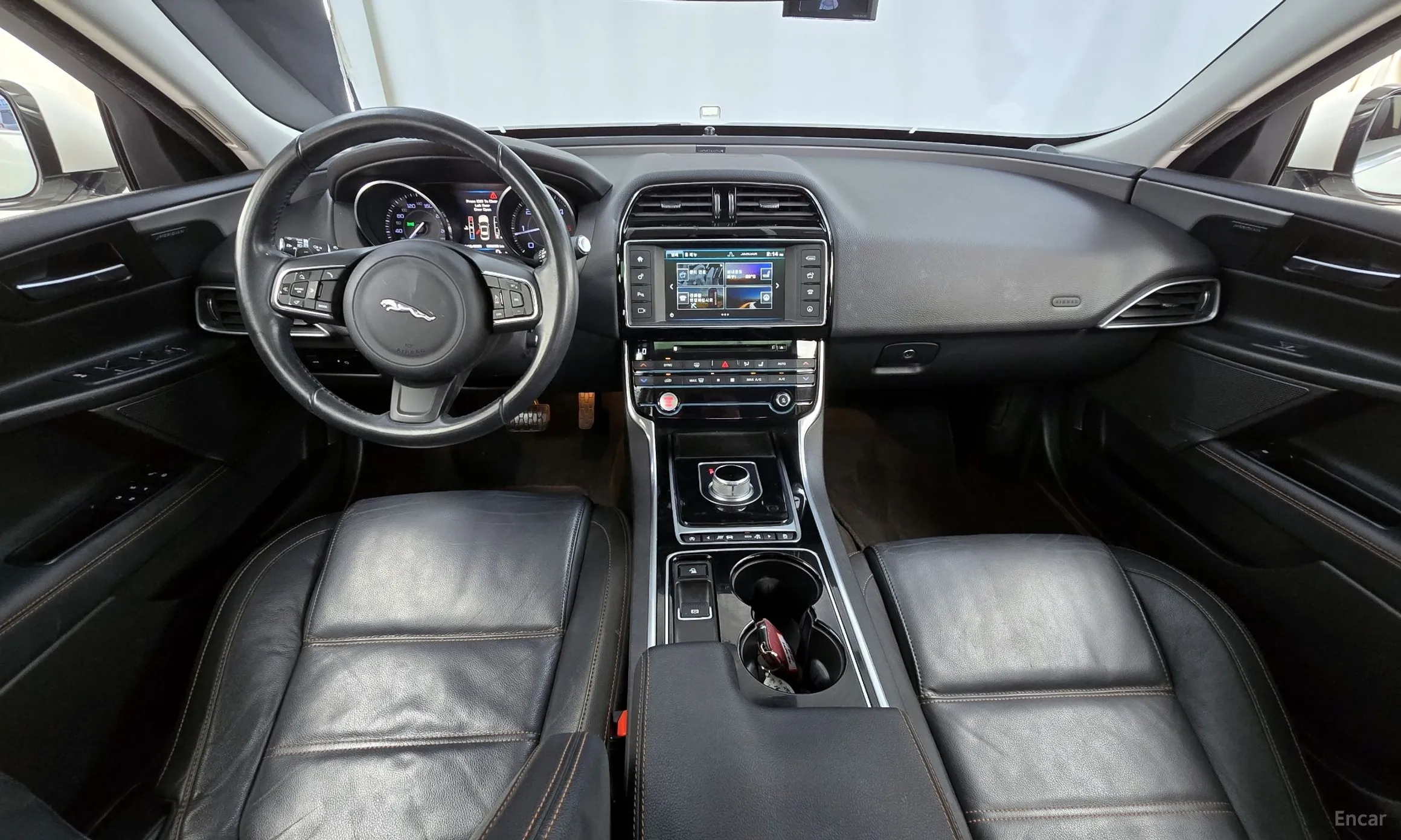 Jaguar XE превью 7