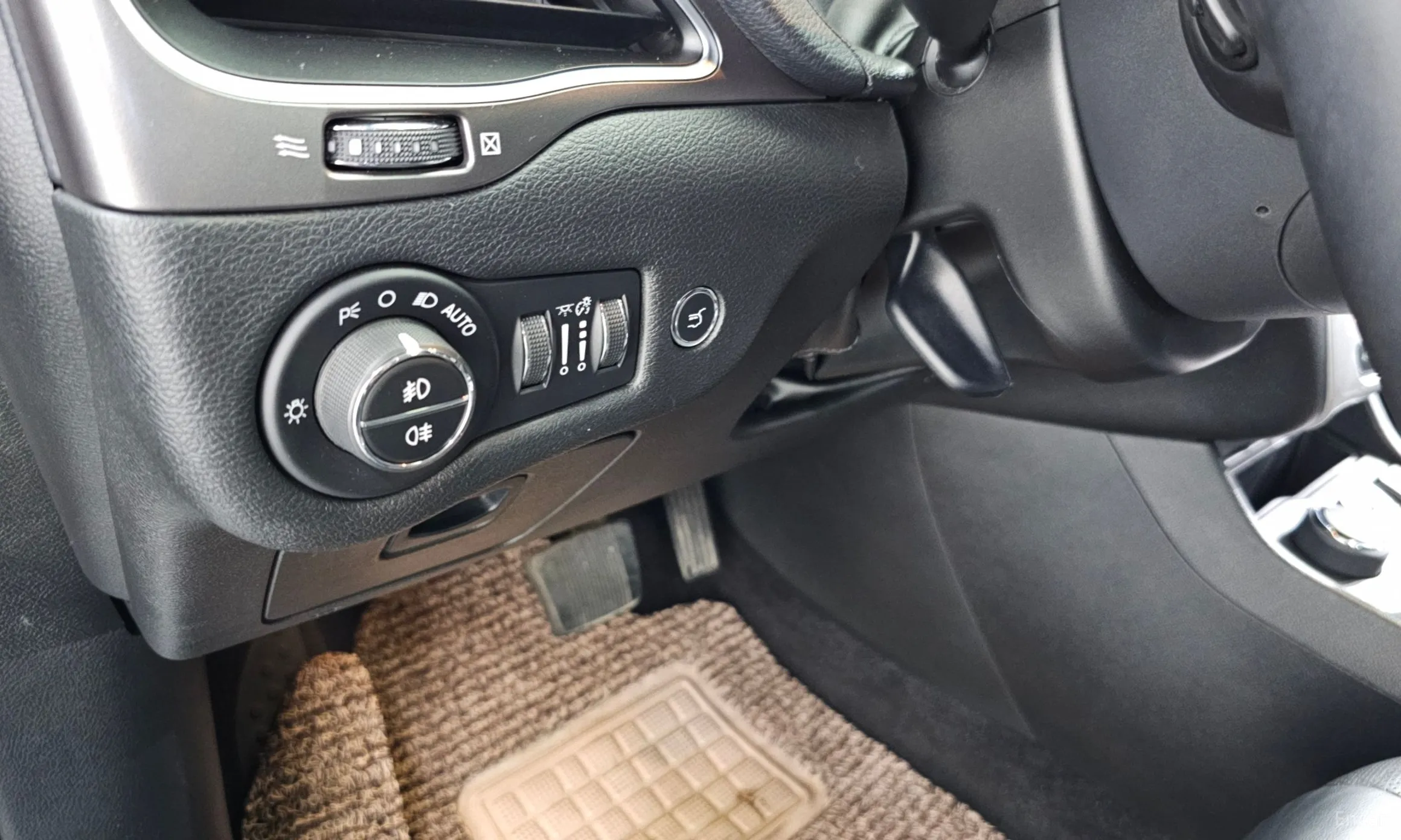 Jeep Cherokee (KL) превью 18