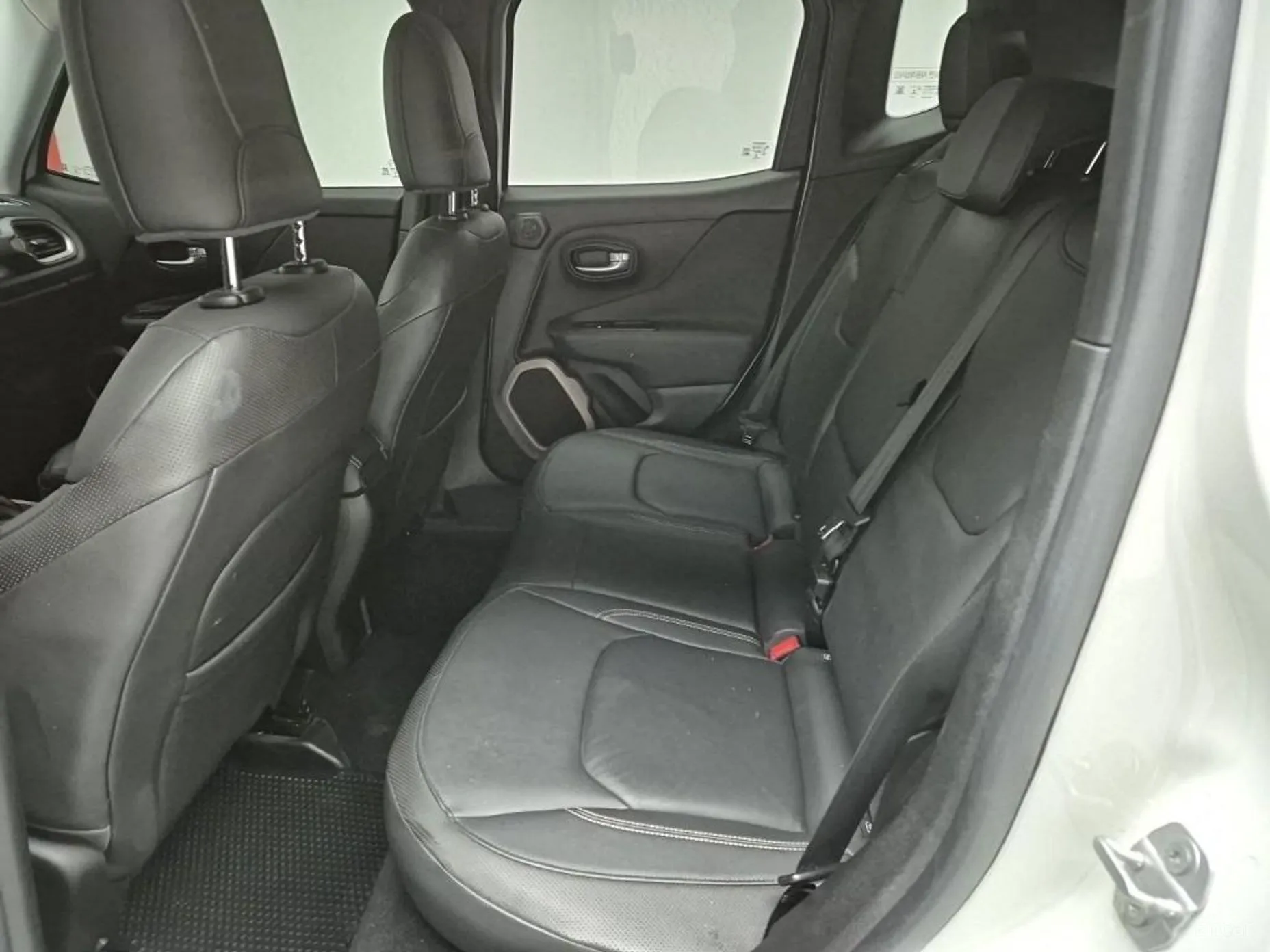 Jeep Renegade превью 12