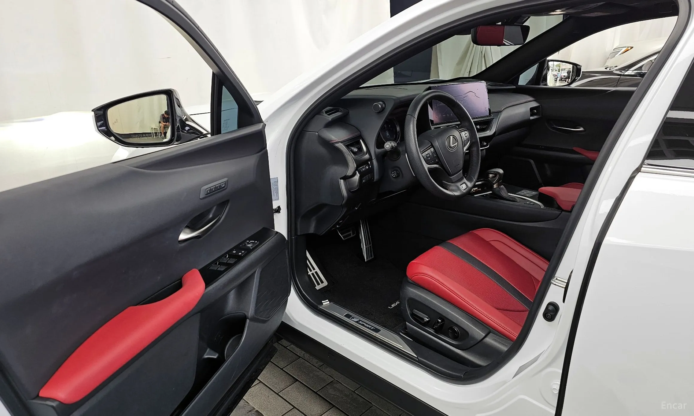 Lexus UX250h превью 10