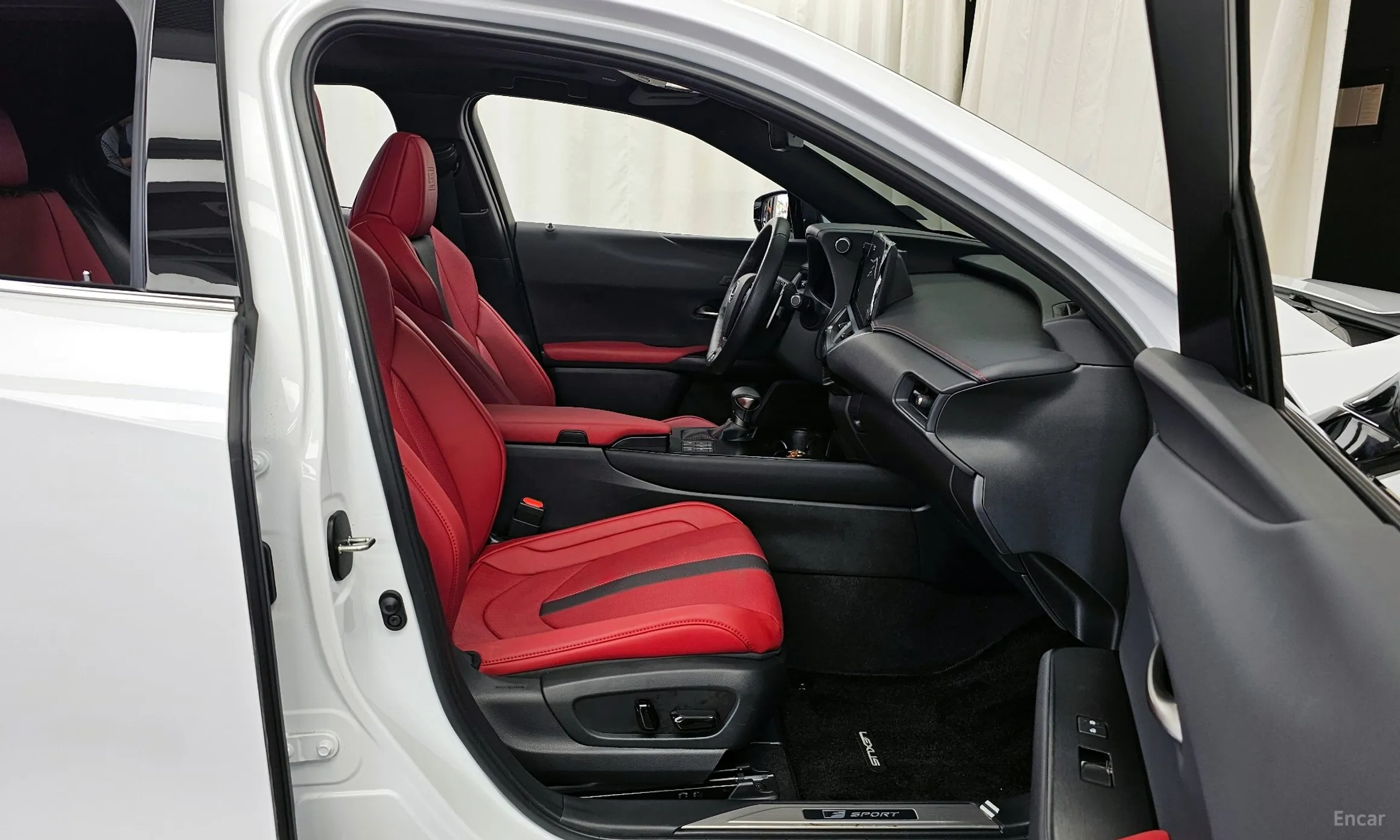 Lexus UX250h превью 11